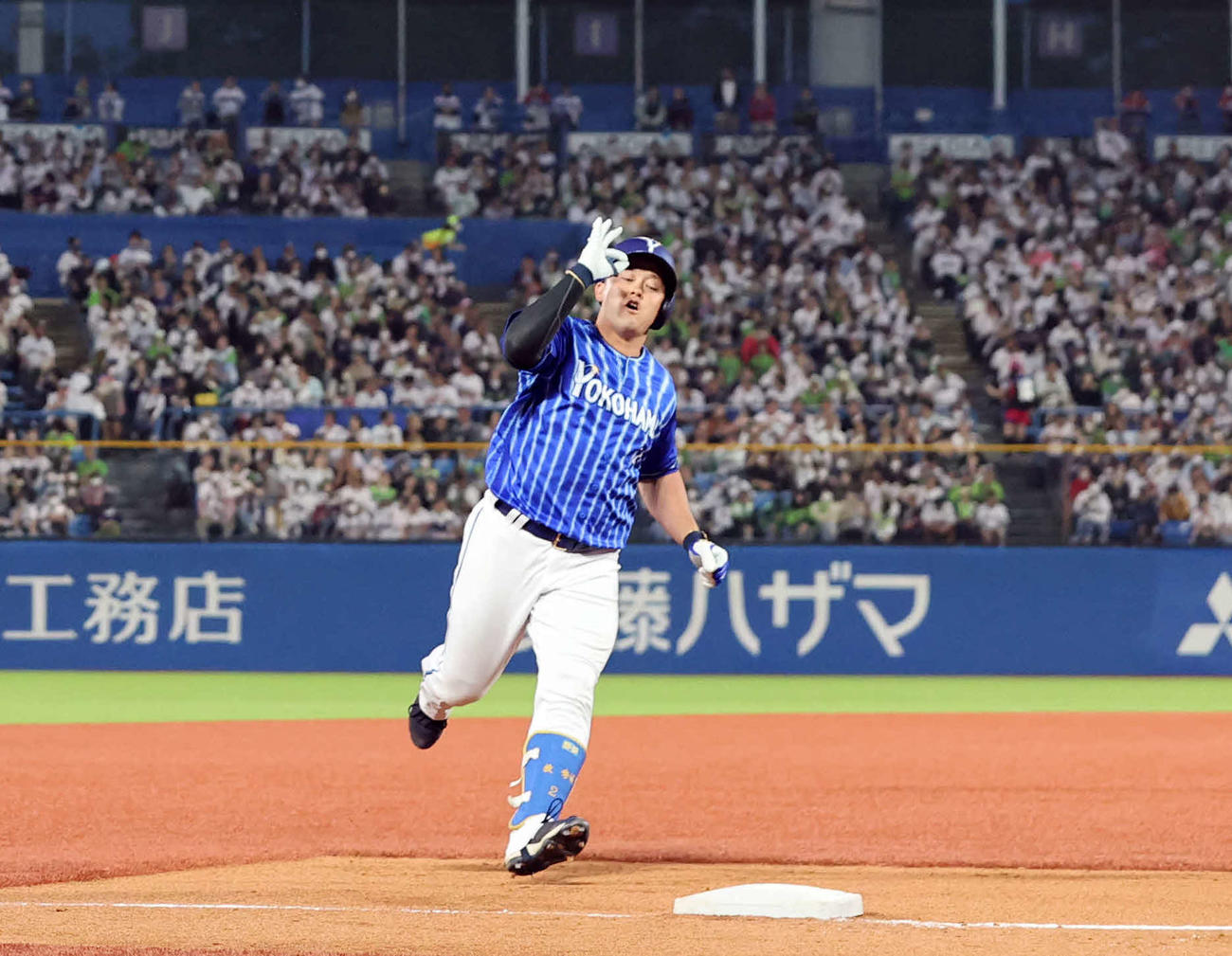 ヤクルト対DeNA 2回表DeNA2死満塁、牧（右）は左越え満塁本塁打を放ち、OKポーズで三塁を回る。左は村上（撮影・浅見桂子）