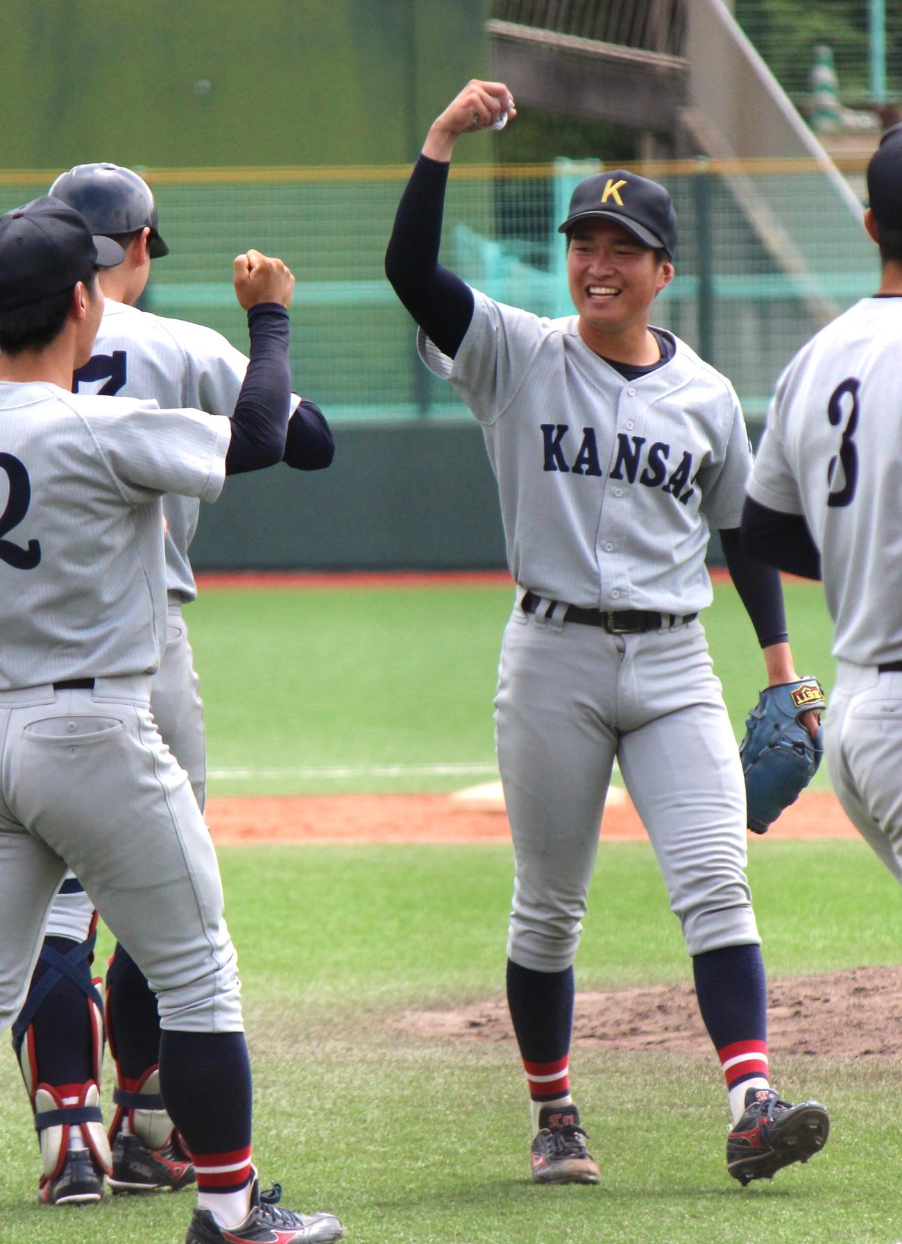 ロング救援で試合を締め、喜ぶ関大・岩井（撮影・柏原誠）