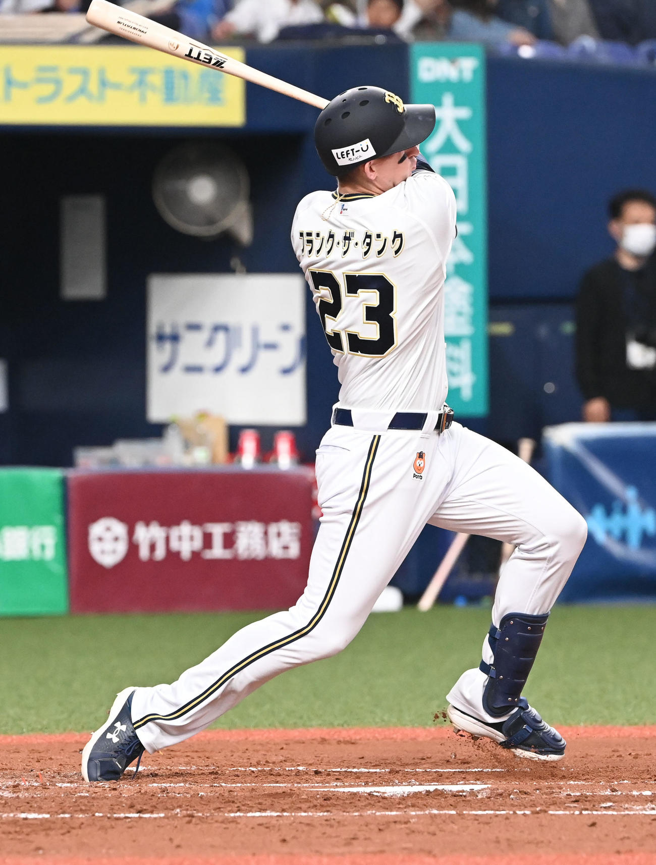 オリックス対西武　2回裏オリックス1死一塁、左越え本塁打を放つシュウィンデル（撮影・和賀正仁）