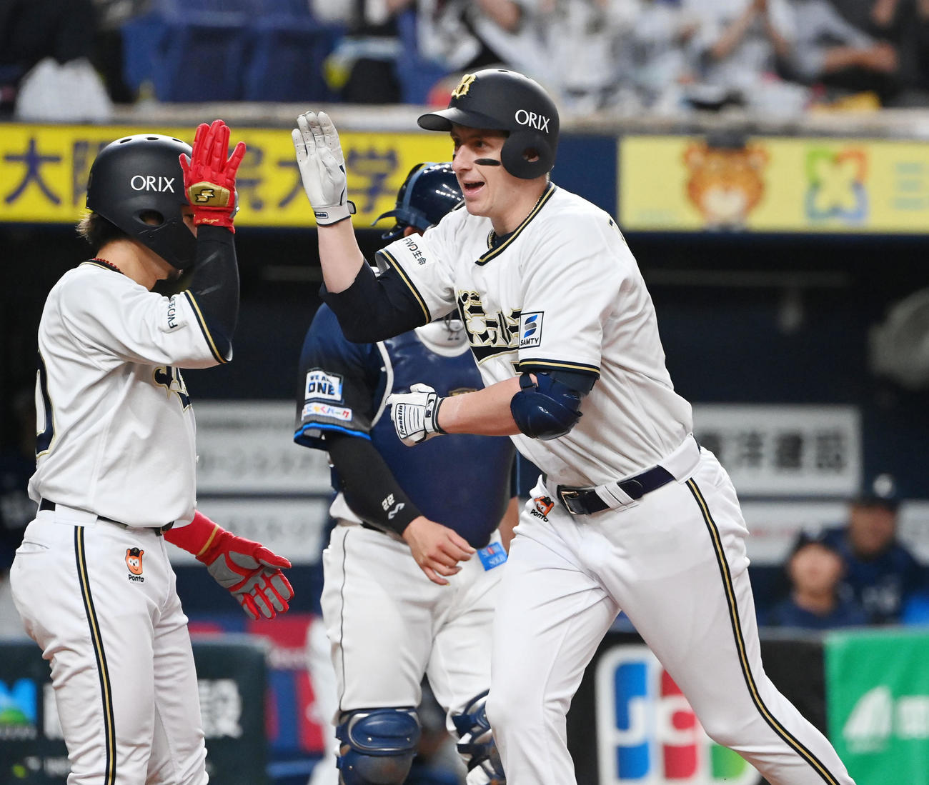 オリックス対西武　2回裏オリックス1死一塁、左越え本塁打を放ったシュウィンデルは笑顔で生還（撮影・和賀正仁）