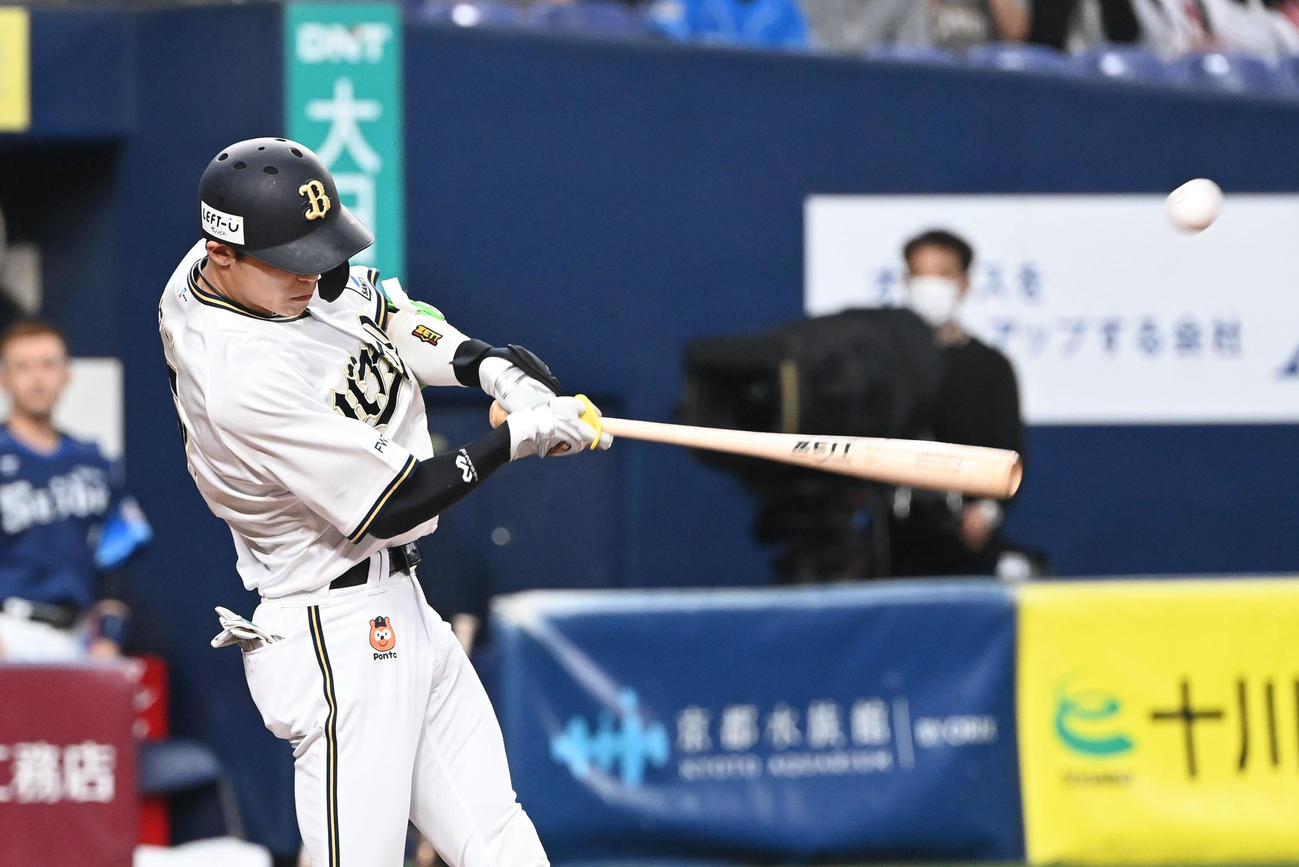 オリックス対西武　1回裏オリックス1死二塁、中前適時打を放つ中川圭（撮影・和賀正仁）