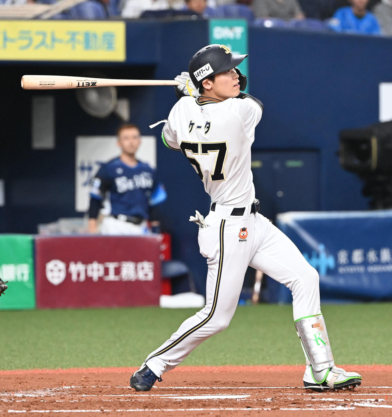 オリックス対西武　1回裏オリックス1死二塁、中前適時打を放つ中川圭（撮影・和賀正仁）