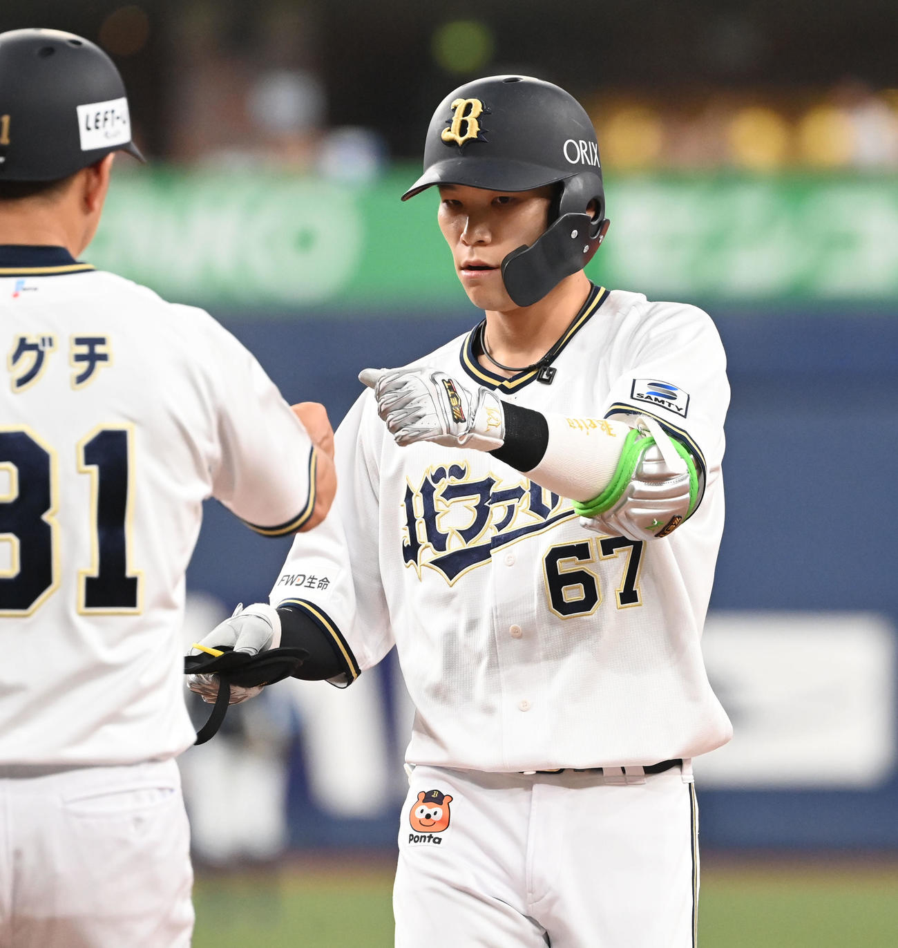 オリックス対西武　1回裏オリックス1死二塁、中前適時打を放った中川圭は一塁コーチとタッチ（撮影・和賀正仁）