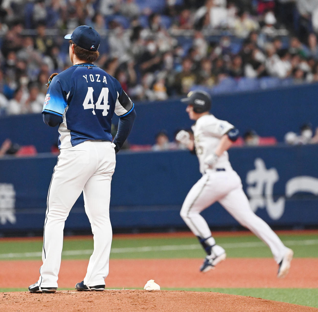 オリックス対西武　2回裏オリックス1死一塁、シュウィンデルに本塁打を浴びた與座（撮影・和賀正仁）