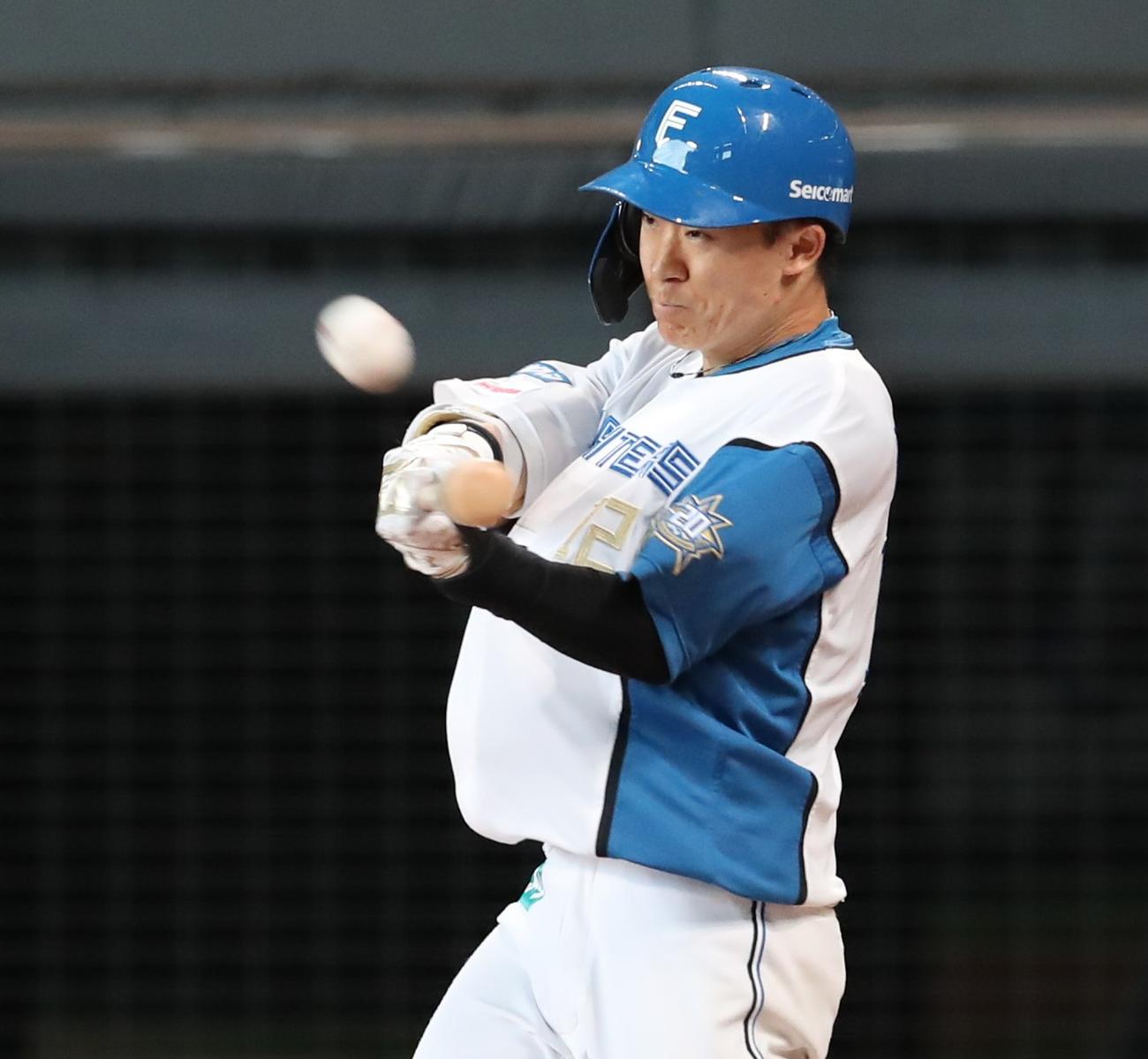 日本ハム対楽天　5回裏日本ハム1死三塁、右犠飛を放つ矢沢（撮影・黒川智章）