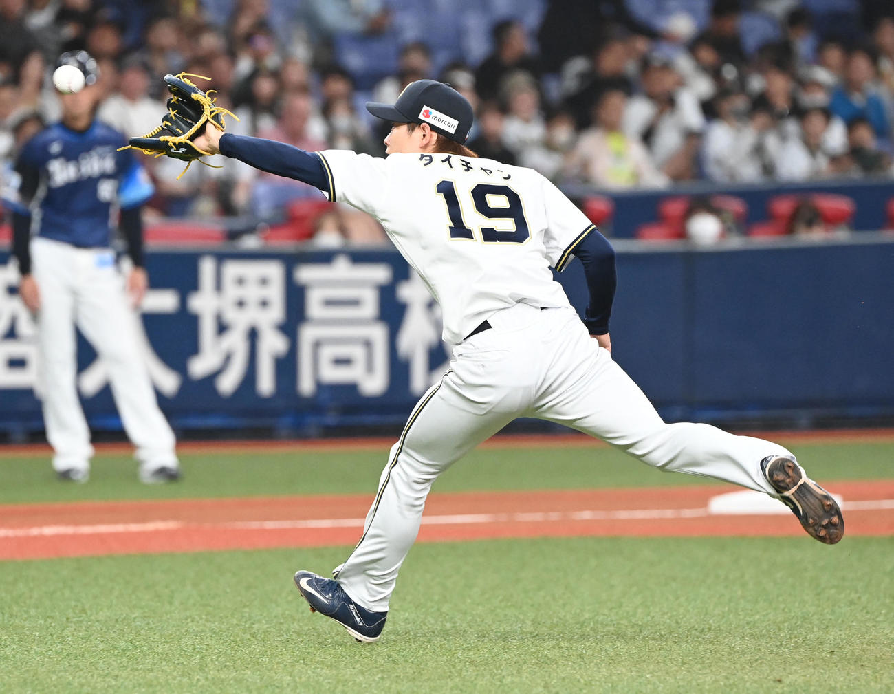 オリックス対西武　5回表西武1死、古賀を投ゴロに打ち取る山岡（撮影・和賀正仁）