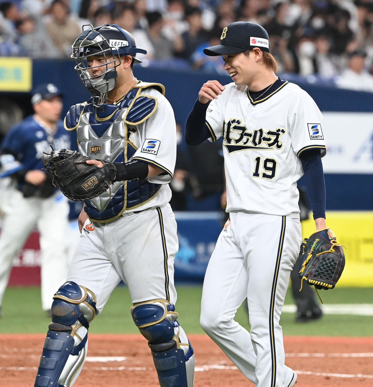 オリックス対西武　5回を投げ終え森（左）と笑顔でベンチに戻るオリックス山岡（撮影・和賀正仁）