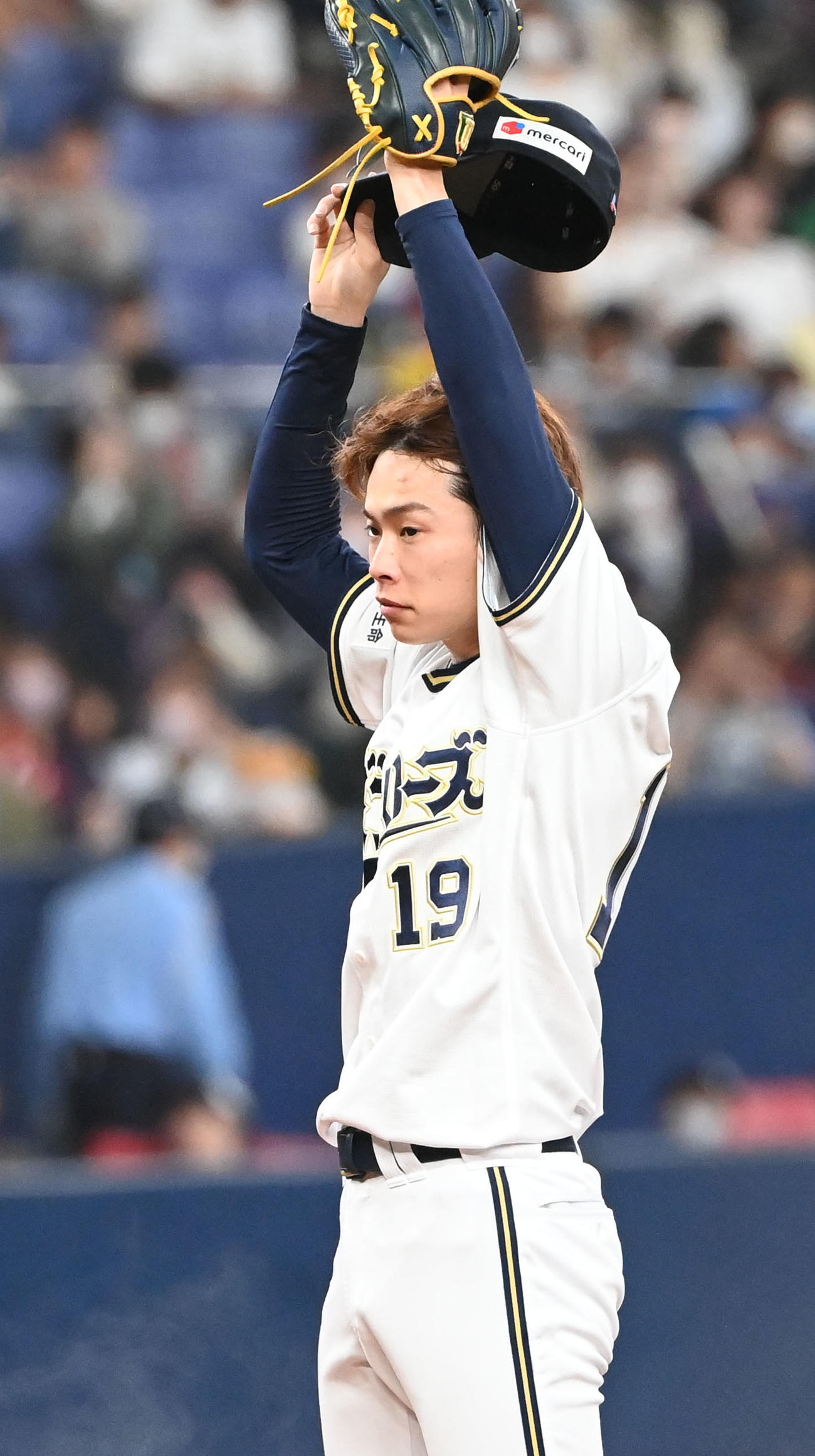 オリックス対西武　6回表、ピンチを招き汗をぬぐう山岡（撮影・和賀正仁）