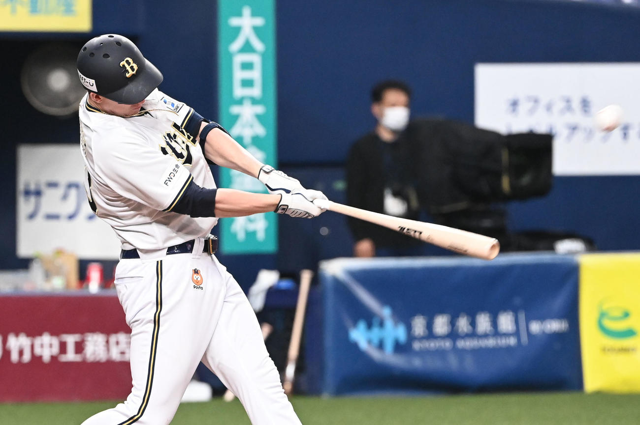 オリックス対西武　2回裏オリックス1死一塁、左越え本塁打を放つシュウィンデル（撮影・和賀正仁）