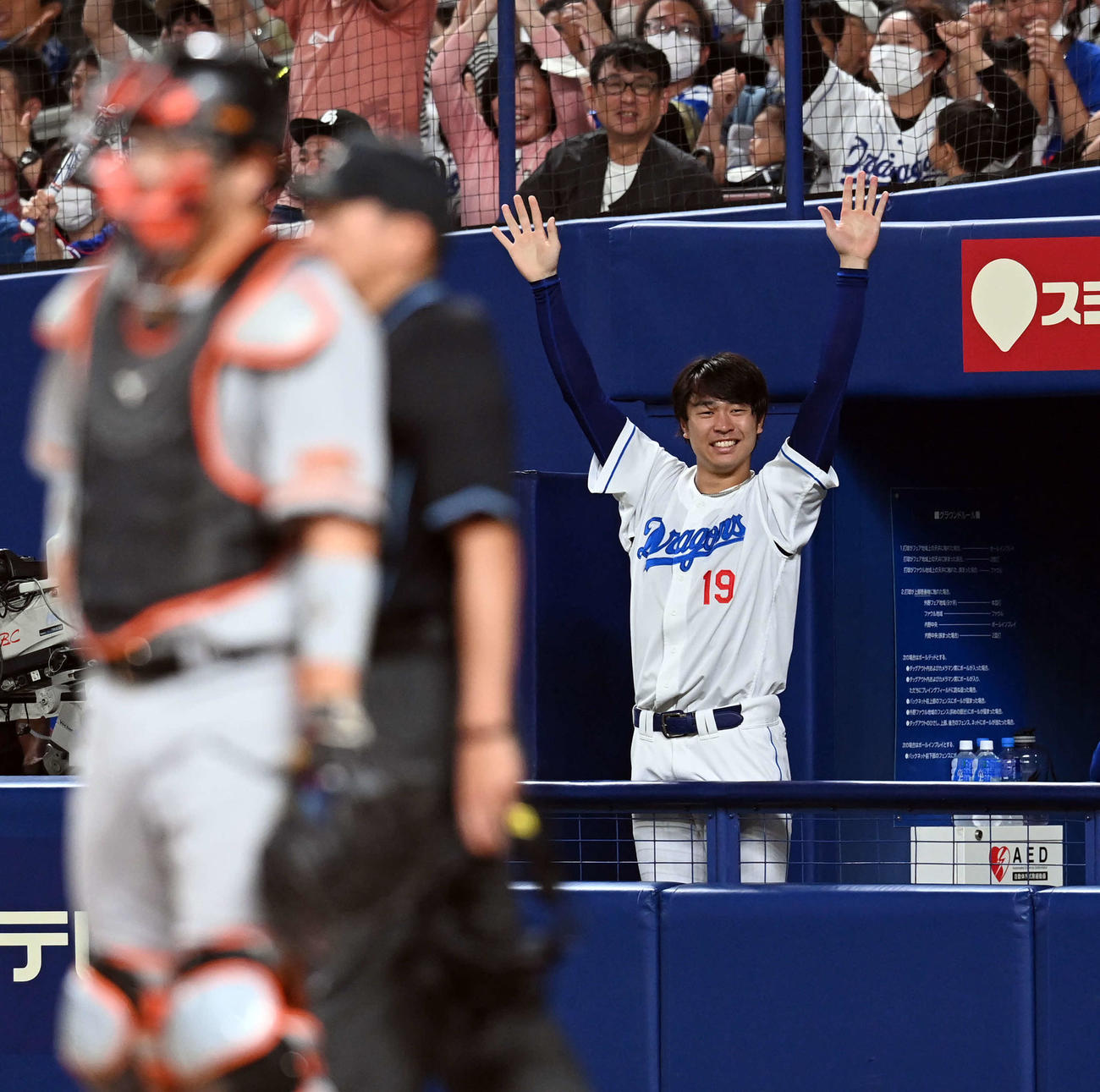 中日対巨人　7回裏中日2死一塁、木下の同点適時二塁打に手を挙げて喜ぶ高橋宏（撮影・たえ見朱実）