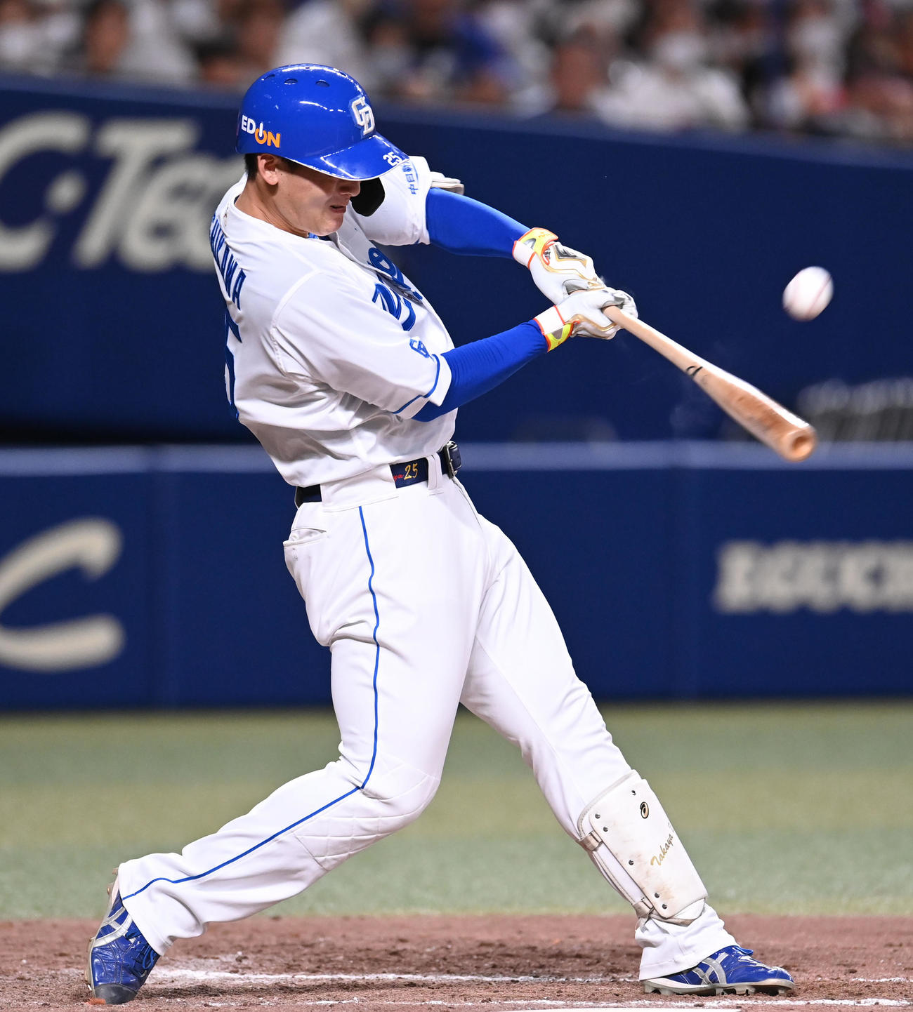 プロ野球中日対巨人　8回裏中日1死満塁、左犠飛を放つ石川昂（撮影・森本幸一）