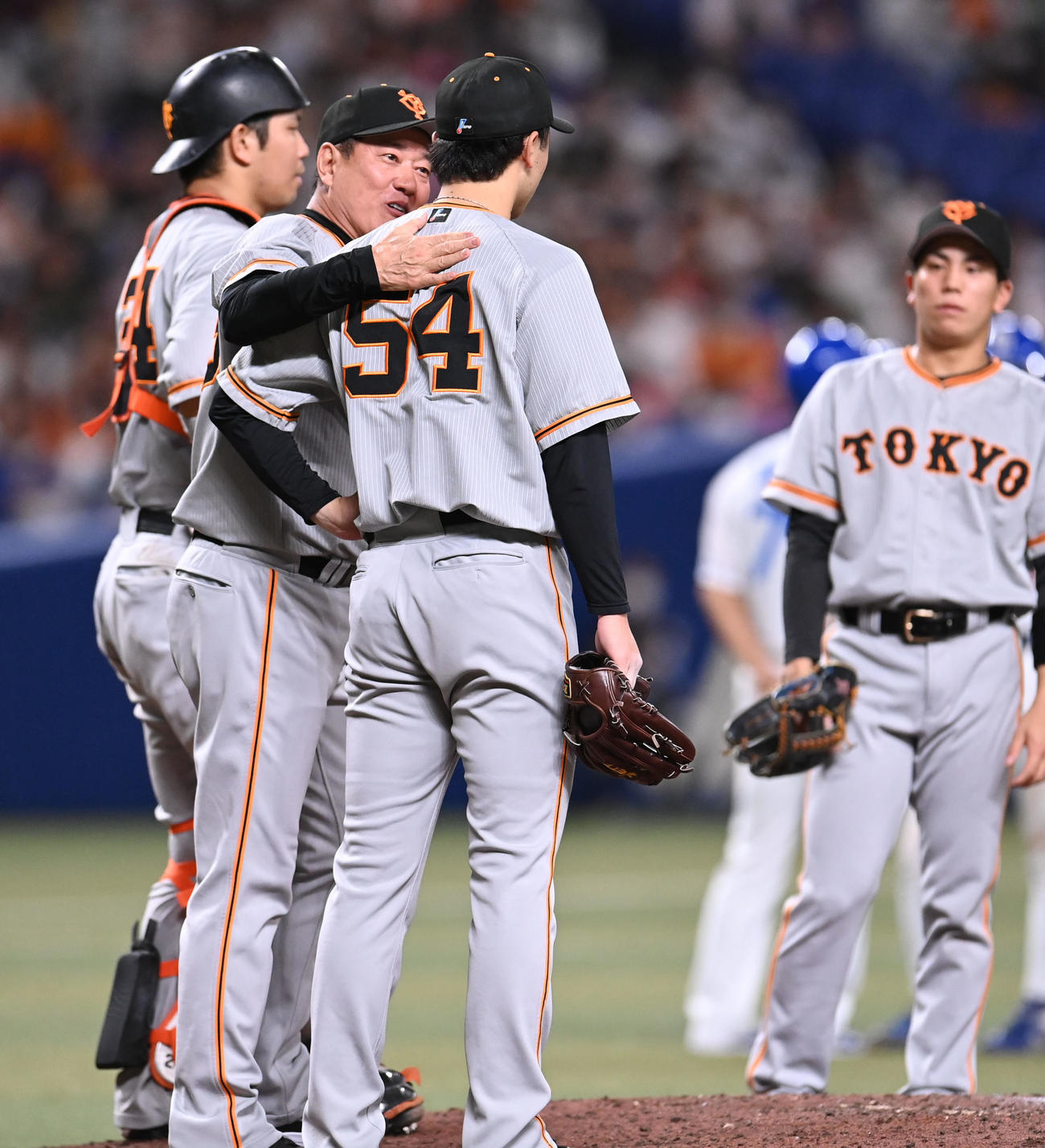 プロ野球中日対巨人　8回裏中日無死一、二塁、直江に交代を告げる原監督（左から2人目）（撮影・森本幸一）