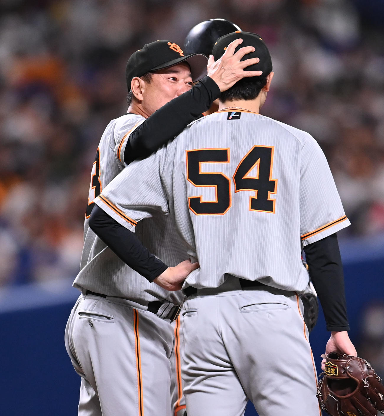 プロ野球中日対巨人　8回裏中日無死一、二塁、直江に交代を告げる原監督（左）（撮影・森本幸一）