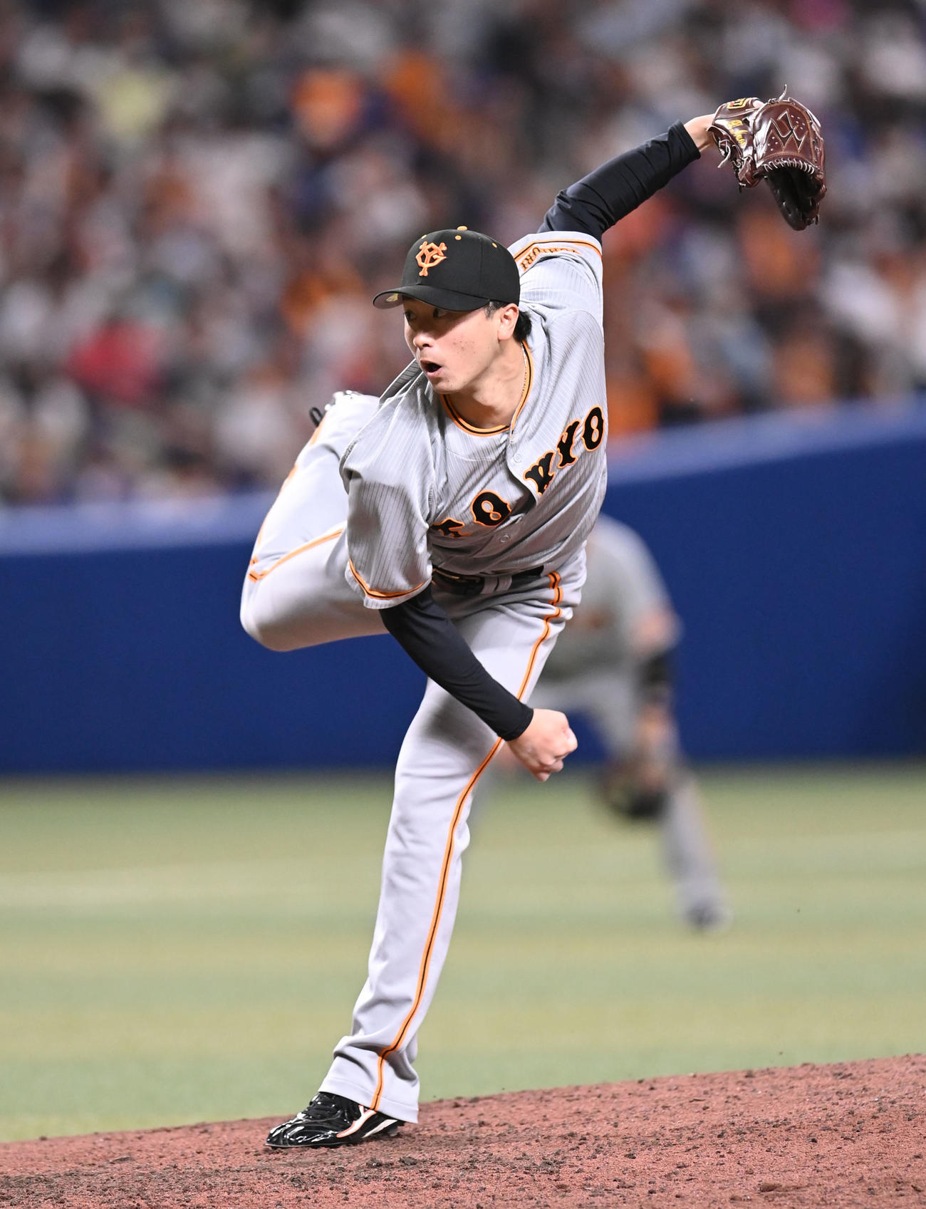 プロ野球中日対巨人　8回裏、巨人3番手で登板する直江（撮影・森本幸一）