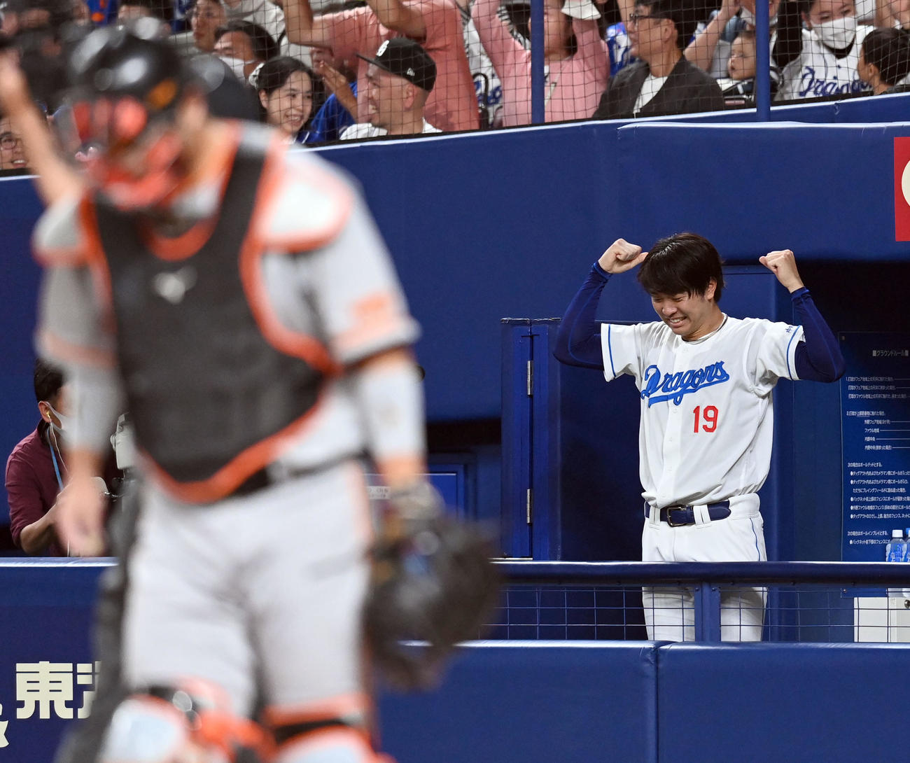 中日対巨人　7回裏中日2死一塁、木下の同点適時二塁打にガッツポーズの高橋宏（撮影・たえ見朱実）