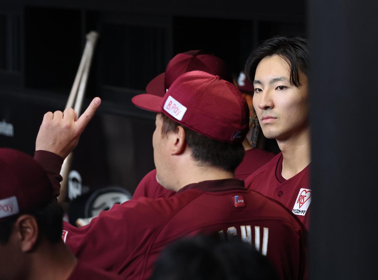 日本ハム対楽天　6回を投げ終えた荘司はベンチで石井監督と話す（撮影・黒川智章）