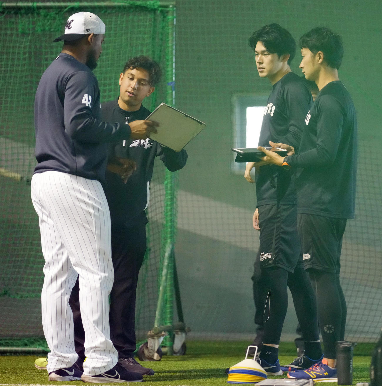 メルセデス（左）らと話すロッテ佐々木朗（右から2人目）（撮影・鈴木みどり）