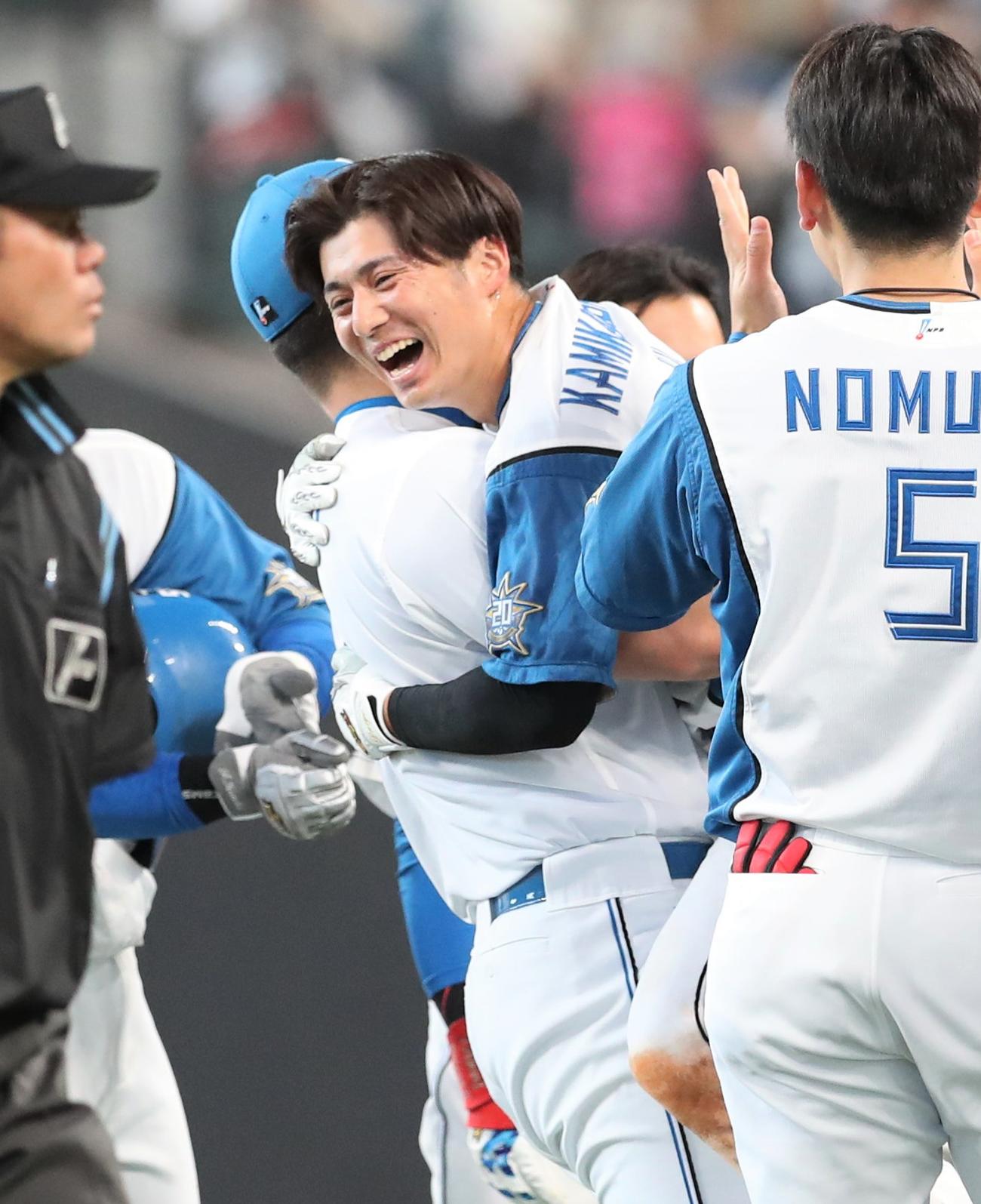日本ハム対楽天　9回裏日本ハム1死一、二塁、サヨナラ打を放ちナインと抱き合う上川畑（撮影・黒川智章）