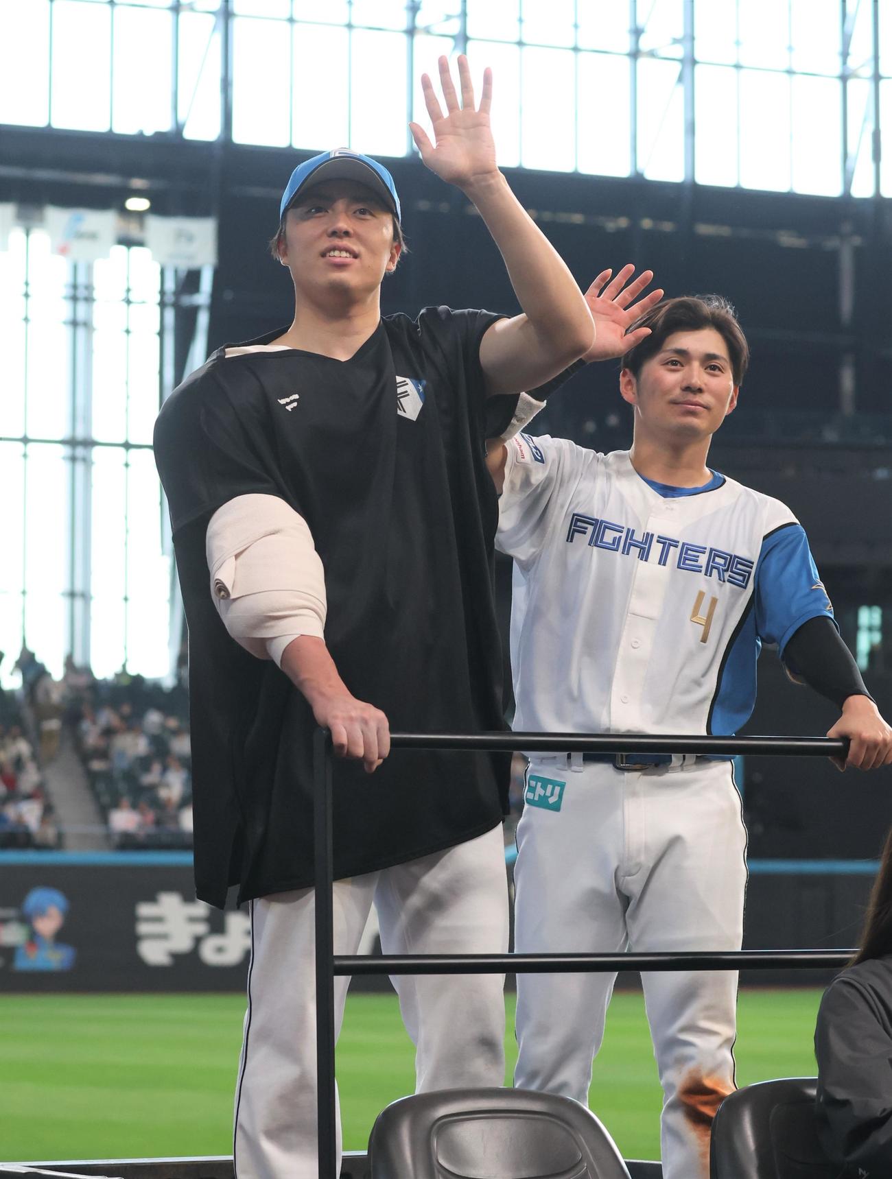 日本ハム対楽天　試合後、スタンドに手を振る田中正（左）と上川畑（撮影・黒川智章）