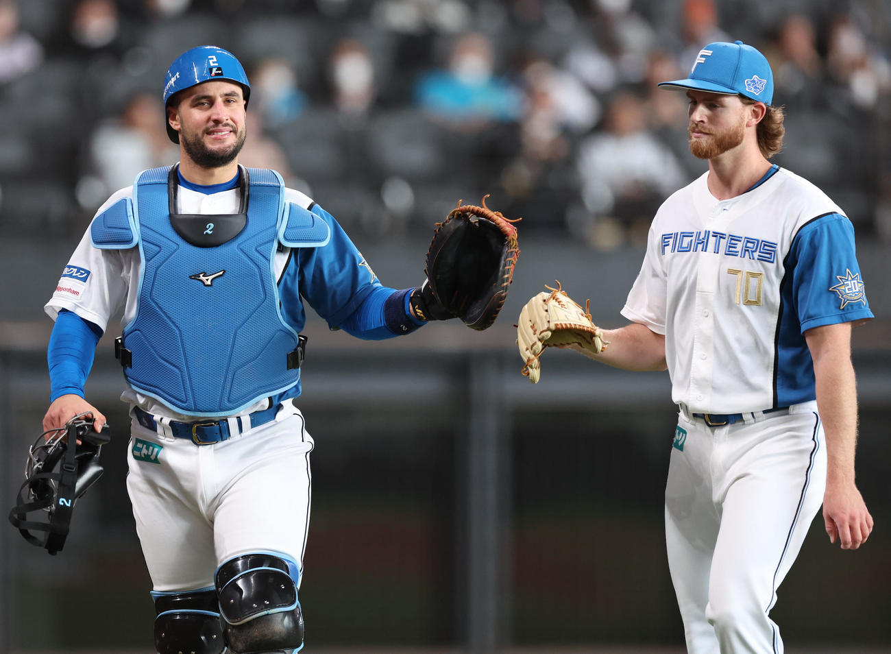 日本ハム対楽天　3回表楽天2死一、二塁、小深田の盗塁を阻止しベンチに戻るマルティネス（左）とメネズ（撮影・佐藤翔太）
