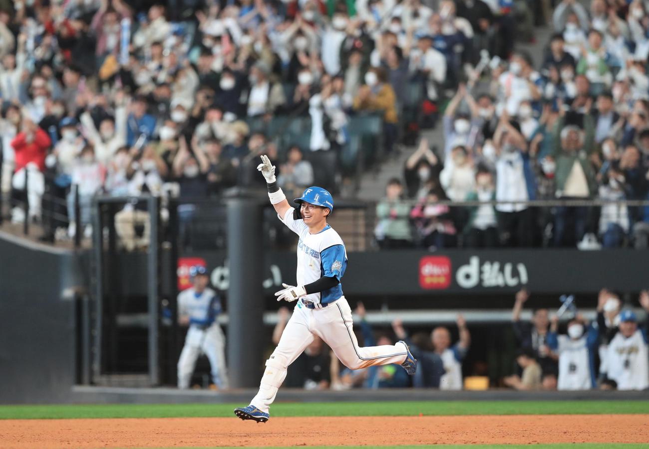 日本ハム対楽天　9回裏日本ハム1死一、二塁、サヨナラ打を放ち笑顔の上川畑（撮影・黒川智章）