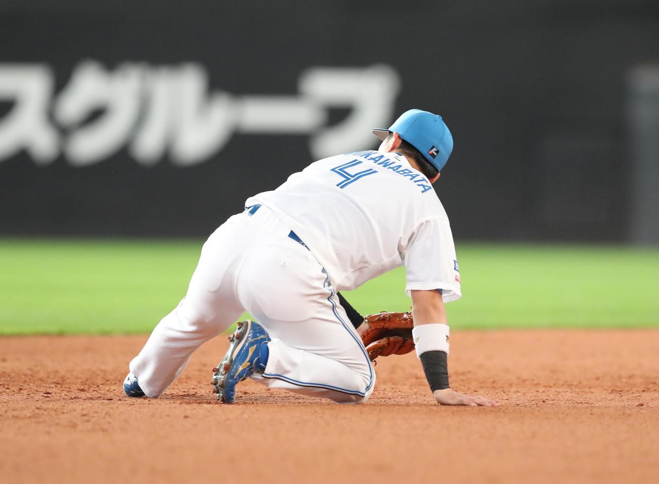 日本ハム対楽天　3回表楽天1死一、二塁、島内の打球をそらし得点を許す上川畑（撮影・黒川智章）