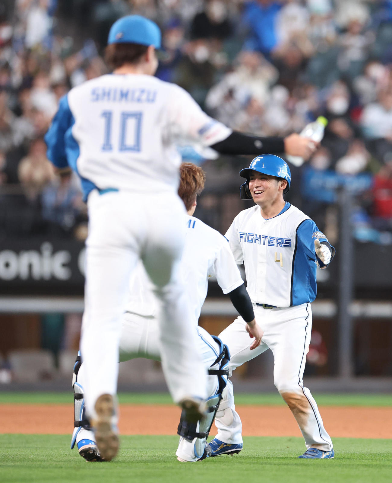 日本ハム対楽天　9回裏日本ハム1死一、二塁、上川畑はサヨナラ打を放ちナインに祝福される（撮影・佐藤翔太）