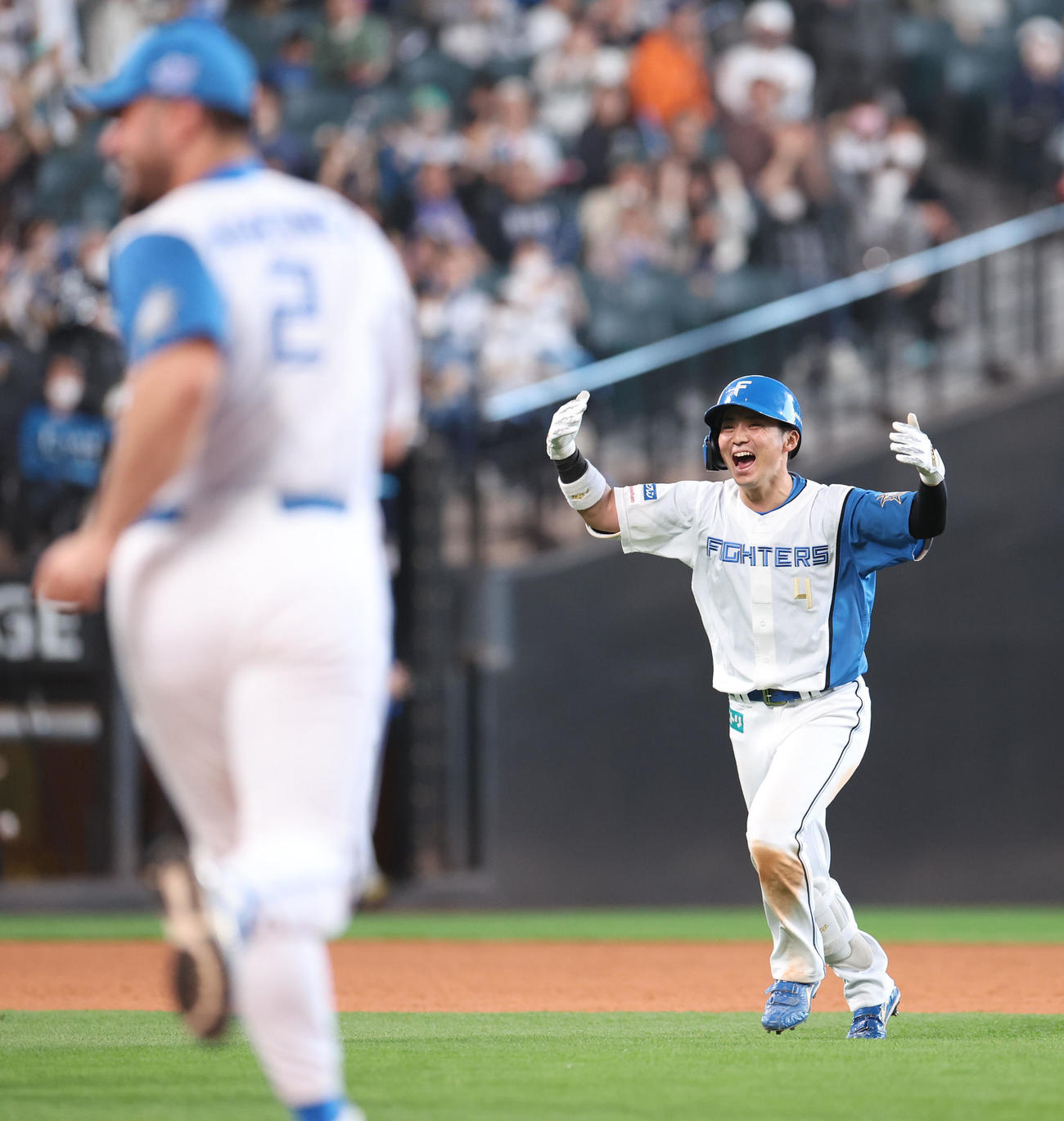 日本ハム対楽天　9回裏日本ハム1死一、二塁、上川畑はサヨナラ打を放ちナインに祝福される（撮影・佐藤翔太）