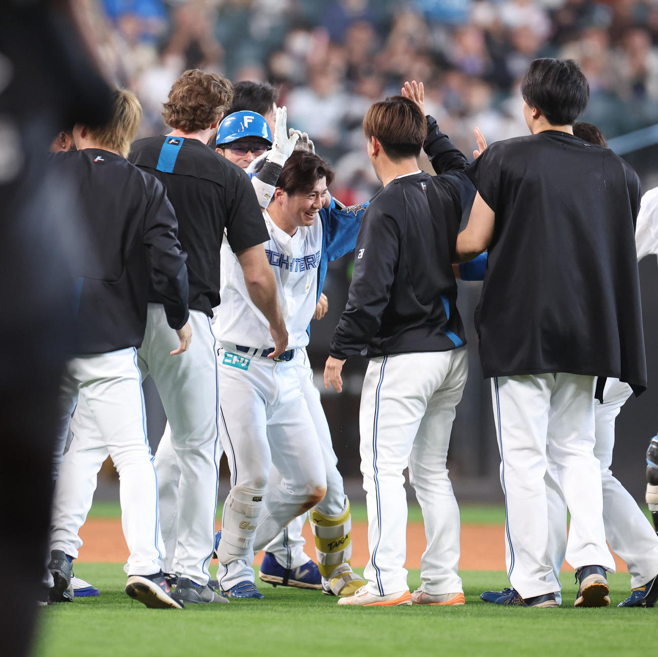 日本ハム対楽天　9回裏日本ハム1死一、二塁、上川畑はサヨナラ打を放ちナインに祝福される（撮影・佐藤翔太）