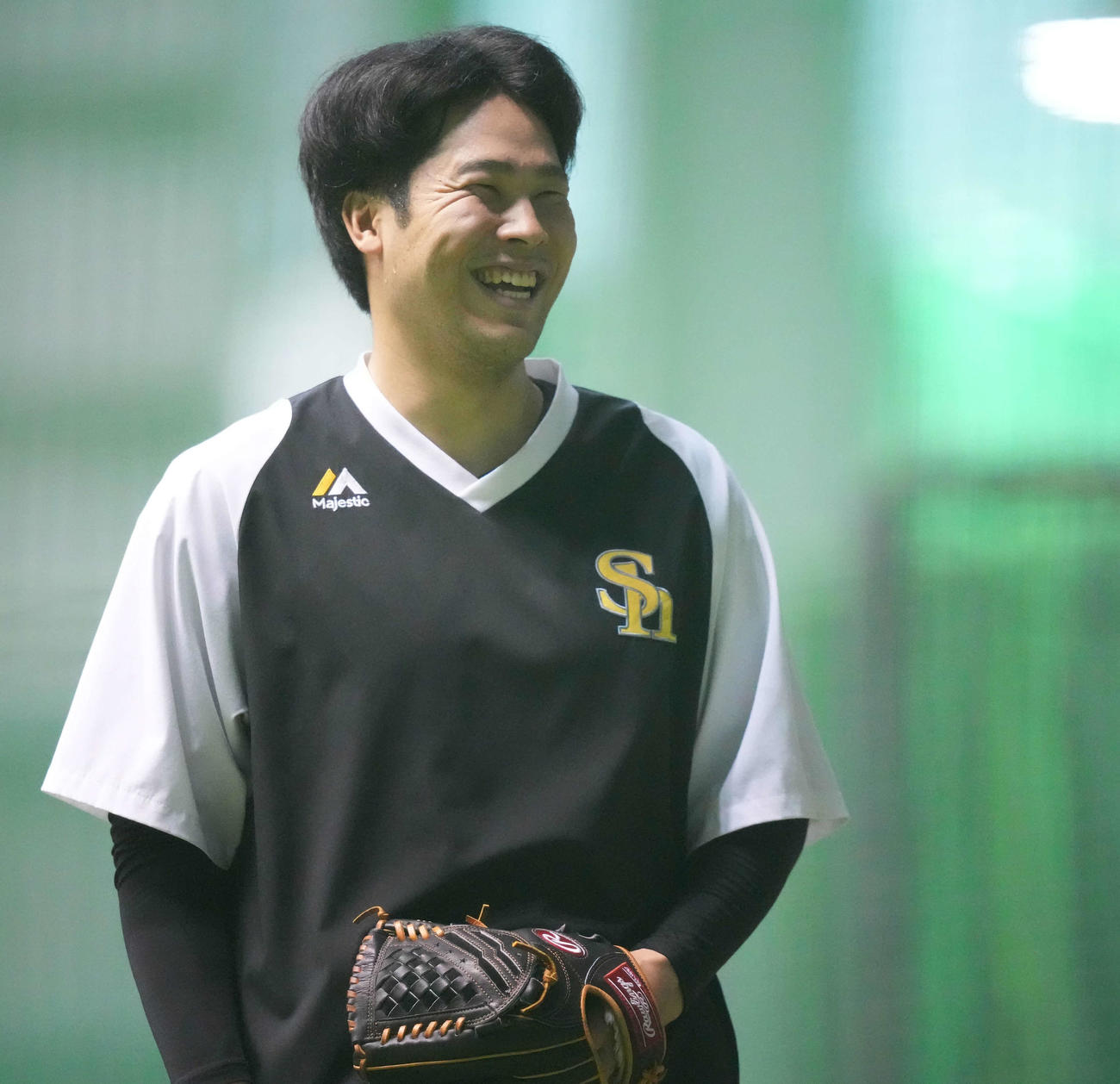 練習の合間に笑顔のソフトバンク藤井（撮影・鈴木みどり）