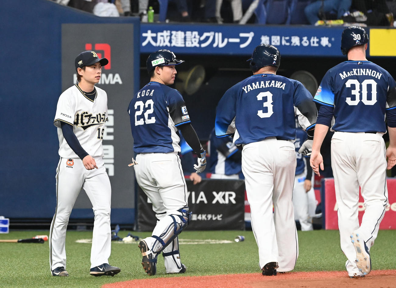 オリックス対西武　6回表西武2死満塁、若林楽人に同点となる適時二塁打を浴びた山岡（左）（撮影・和賀正仁）