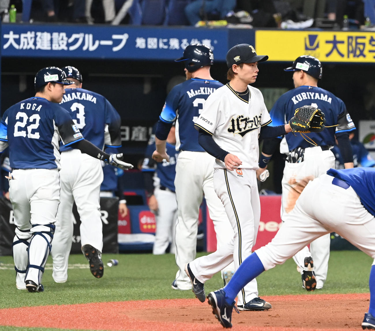 オリックス対西武　6回表西武2死満塁、若林楽人に同点となる適時二塁打を浴びた山岡（左）（撮影・和賀正仁）