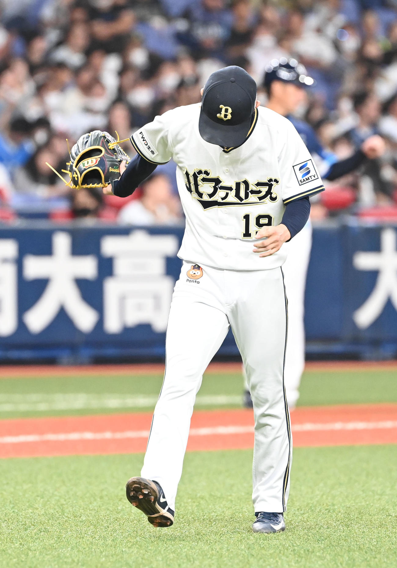 オリックス対西武　6回表、同点に追いつかれ太ももをグラブで叩く山岡（撮影・和賀正仁）