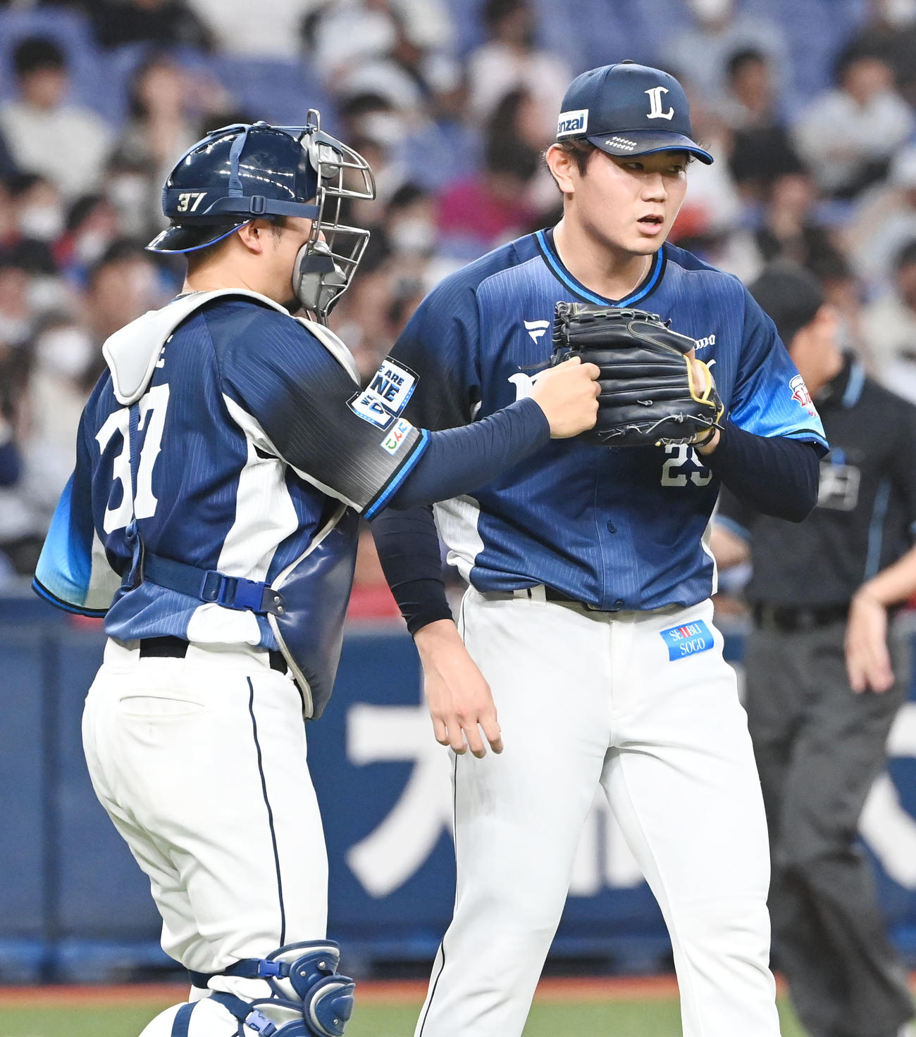 オリックス対西武　最後を締め捕手柘植とタッチする西武青山（撮影・和賀正仁）