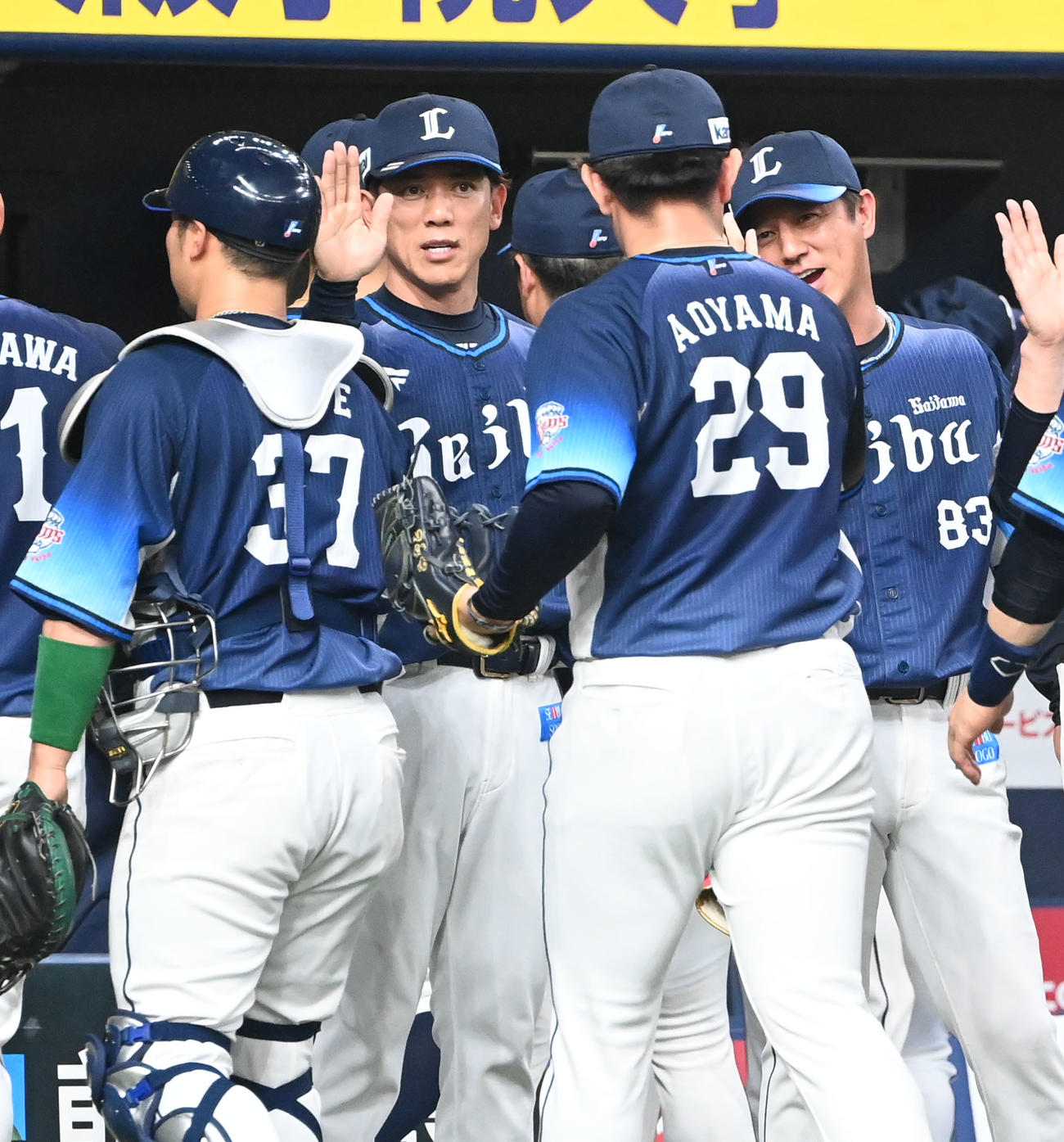 オリックス対西武　オリックスに勝利し青山とタッチする西武松井監督（撮影・和賀正仁）