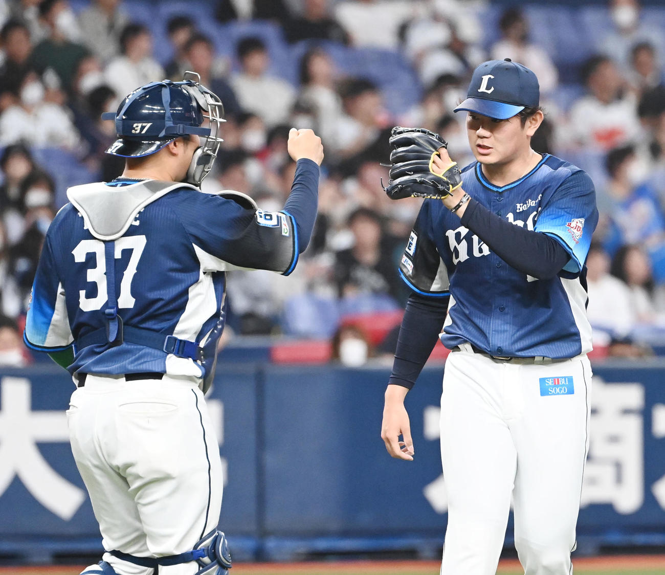 オリックス対西武　2セーブ目をマークした西武青山（右）は柘植とタッチをかわす（撮影・和賀正仁）