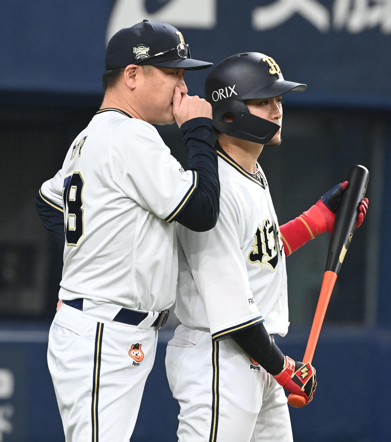 オリックス対西武　9回裏オリックス無死一、二塁、打席に向かう小田（右）にアドバイスする中嶋監督（撮影・和賀正仁）
