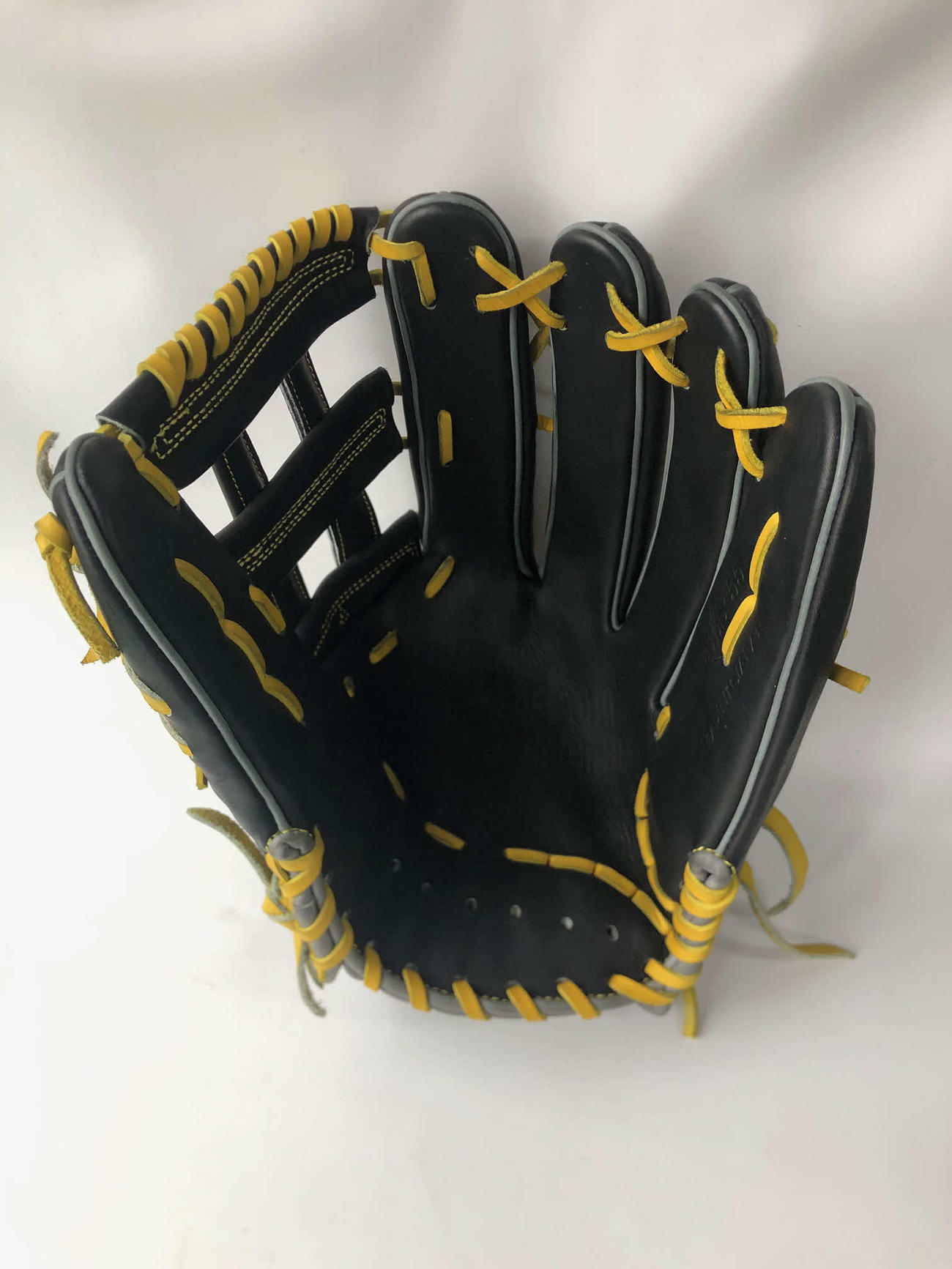 阪神ミエセスが使用する「D×M」のグラブ。黒と黄が基調のポケットが深い虎カラーグラブを試合で使用している（「D×M」宮下大輔氏提供）