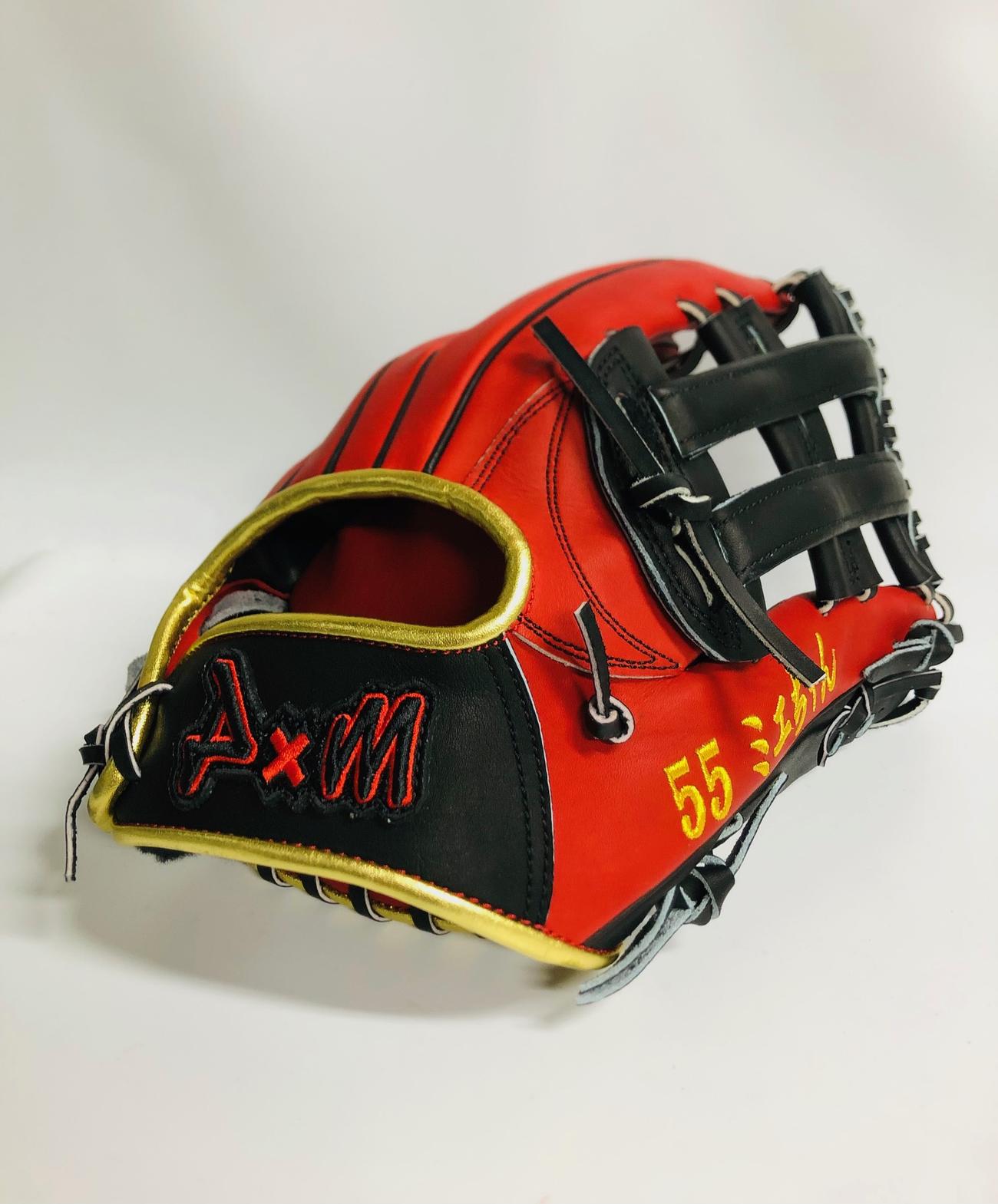 阪神ミエセスが追加発注した「D×M」の外野手用グラブ。ポケットは浅め。新たにミエちゃんの刺しゅうが入っている（「D×M」宮下大輔氏提供）