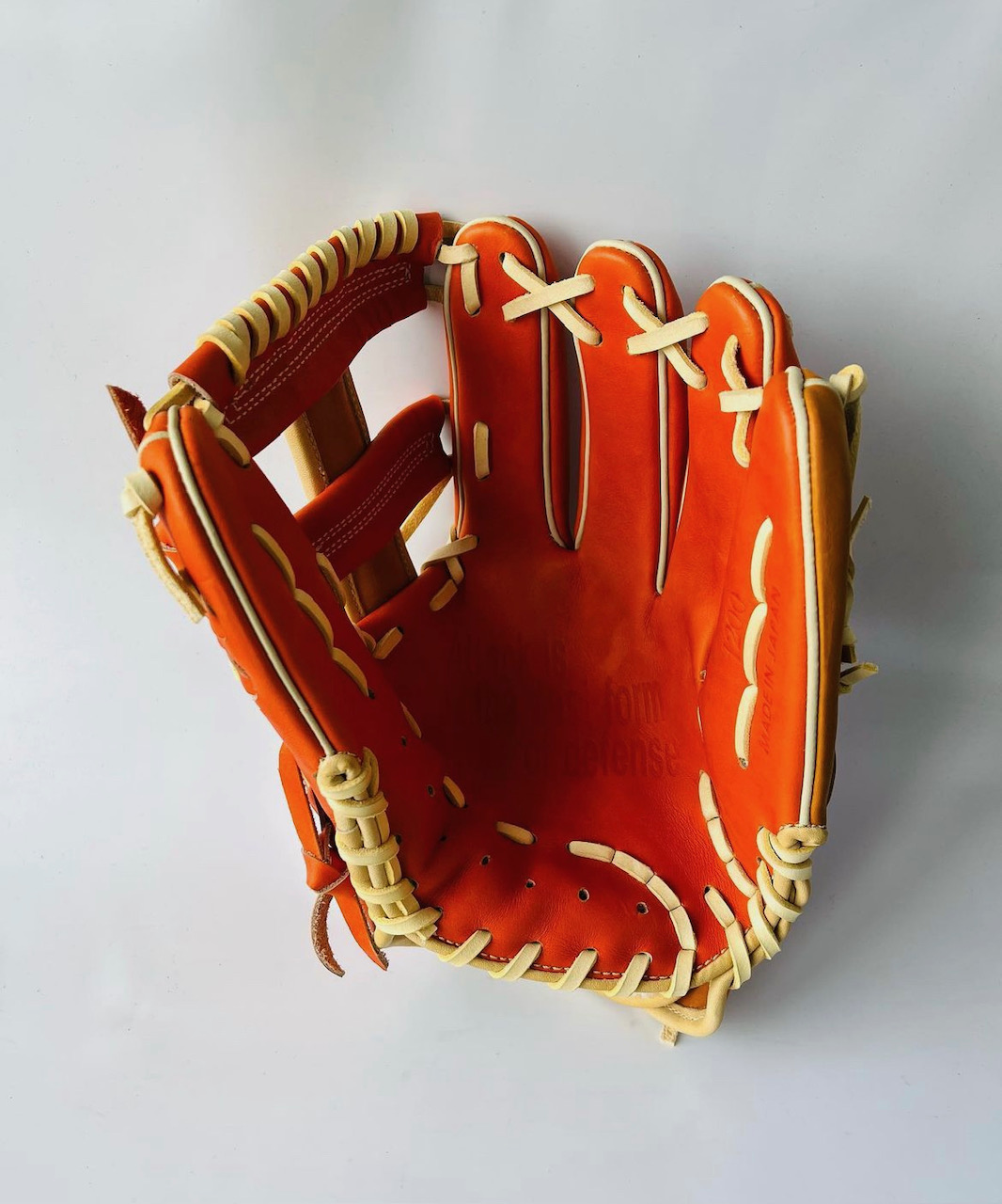 阪神ミエセスが追加発注した「D×M」の内野手用グラブ（「D×M」宮下大輔氏提供）