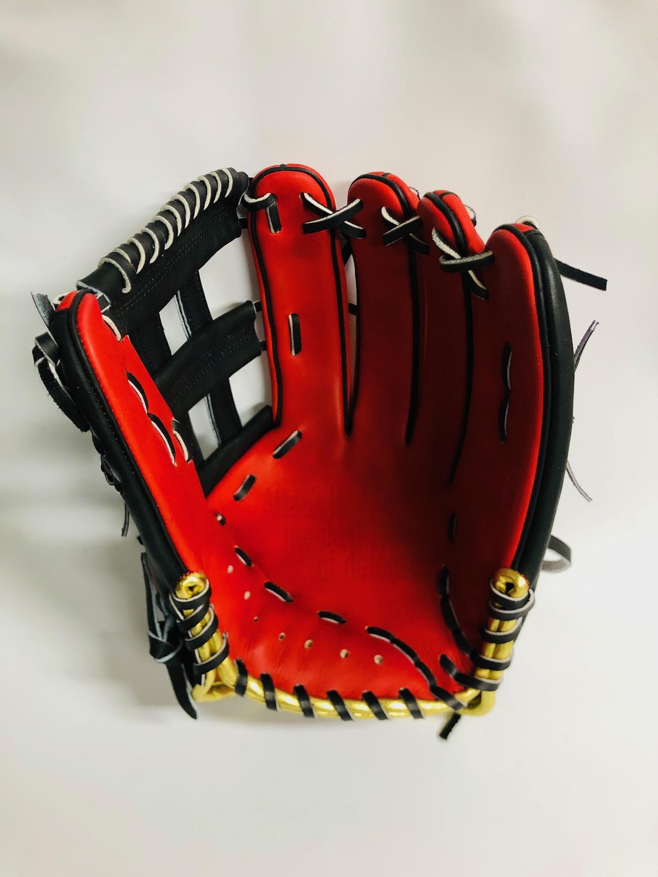 阪神ミエセスが追加発注した「D×M」の外野手用グラブ。ポケットは浅め（「D×M」宮下大輔氏提供）