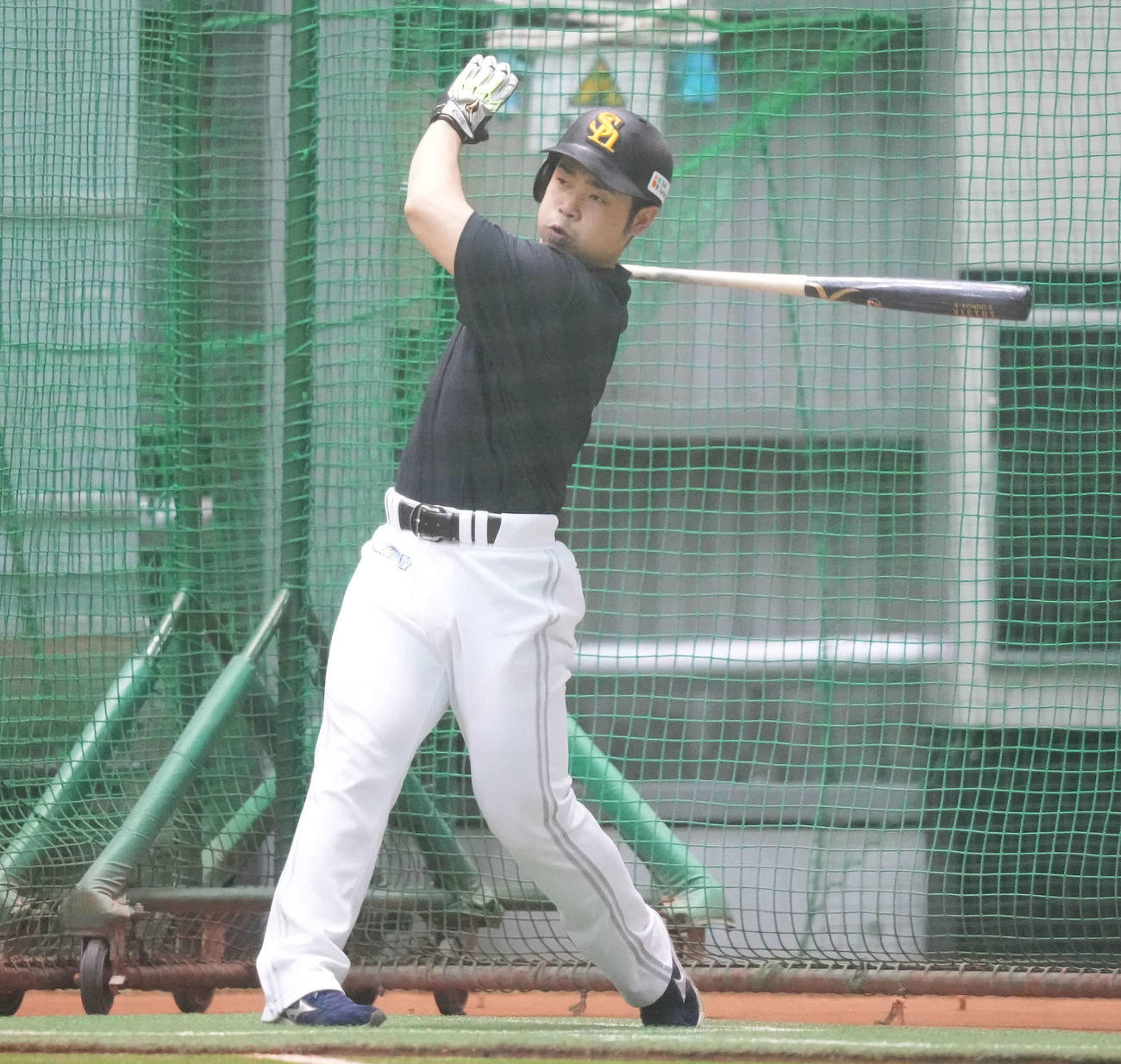 室内練習場で打撃練習するソフトバンク近藤（撮影・鈴木みどり）