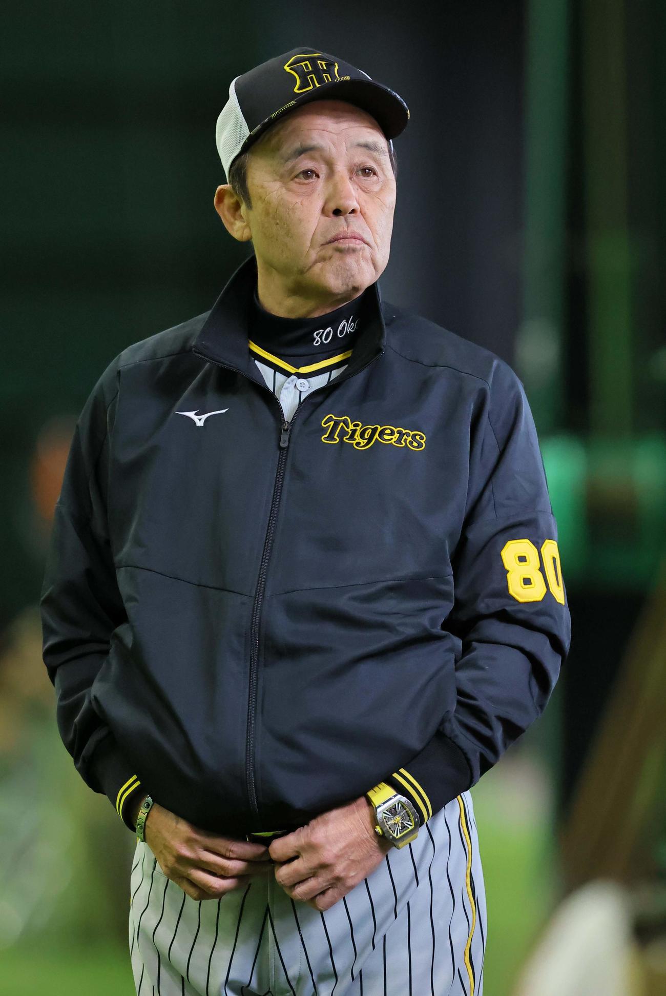 室内練習場から雨の状況を確認する岡田監督（撮影・上田博志）