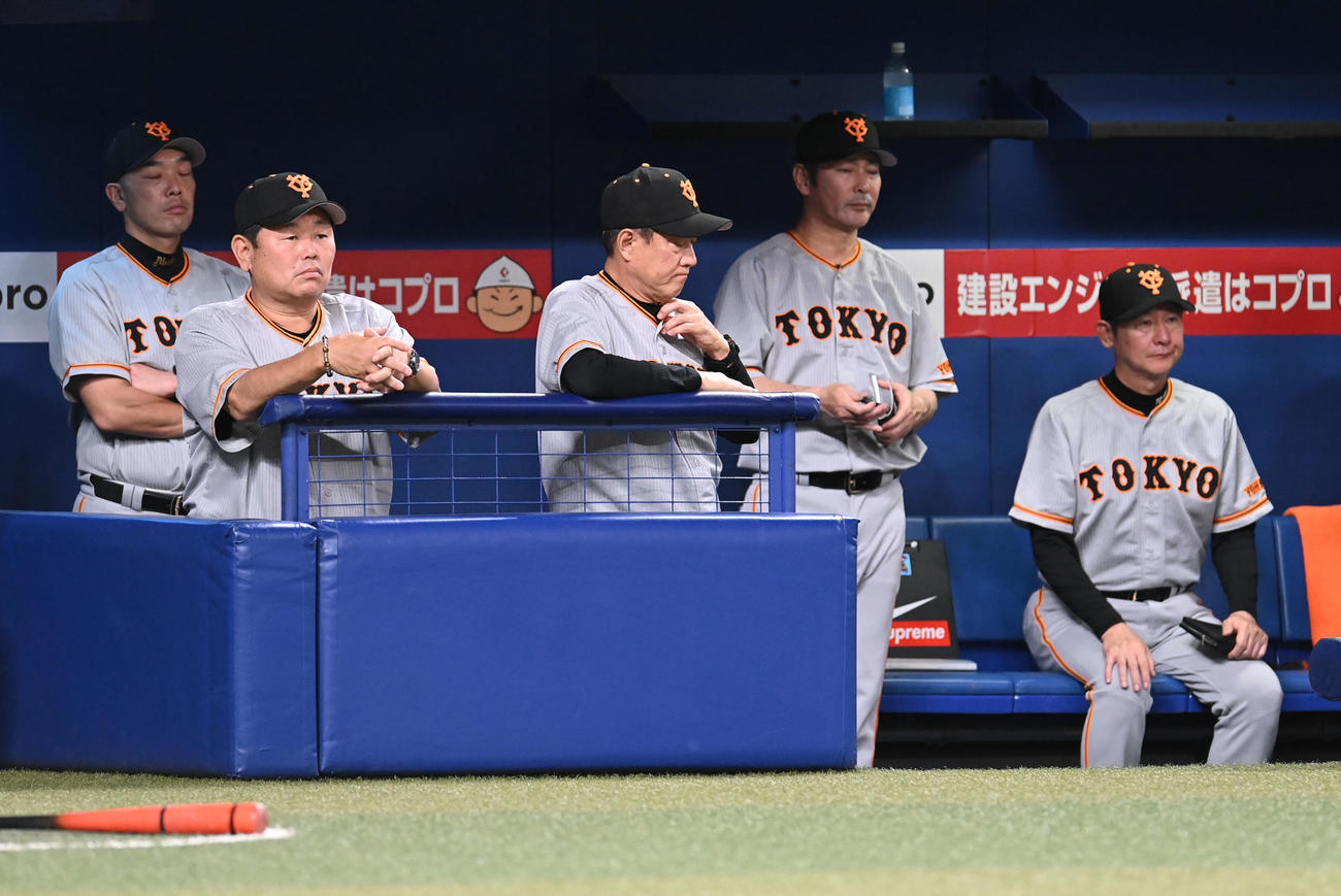 プロ野球中日対巨人　試合終了、中日に3連敗し険しい表情でベンチを後にする原監督（中央）（撮影・森本幸一）