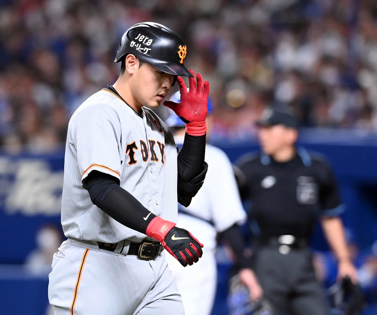 中日対巨人　9回表巨人無死、右飛に倒れる岡本和（撮影・たえ見朱実）