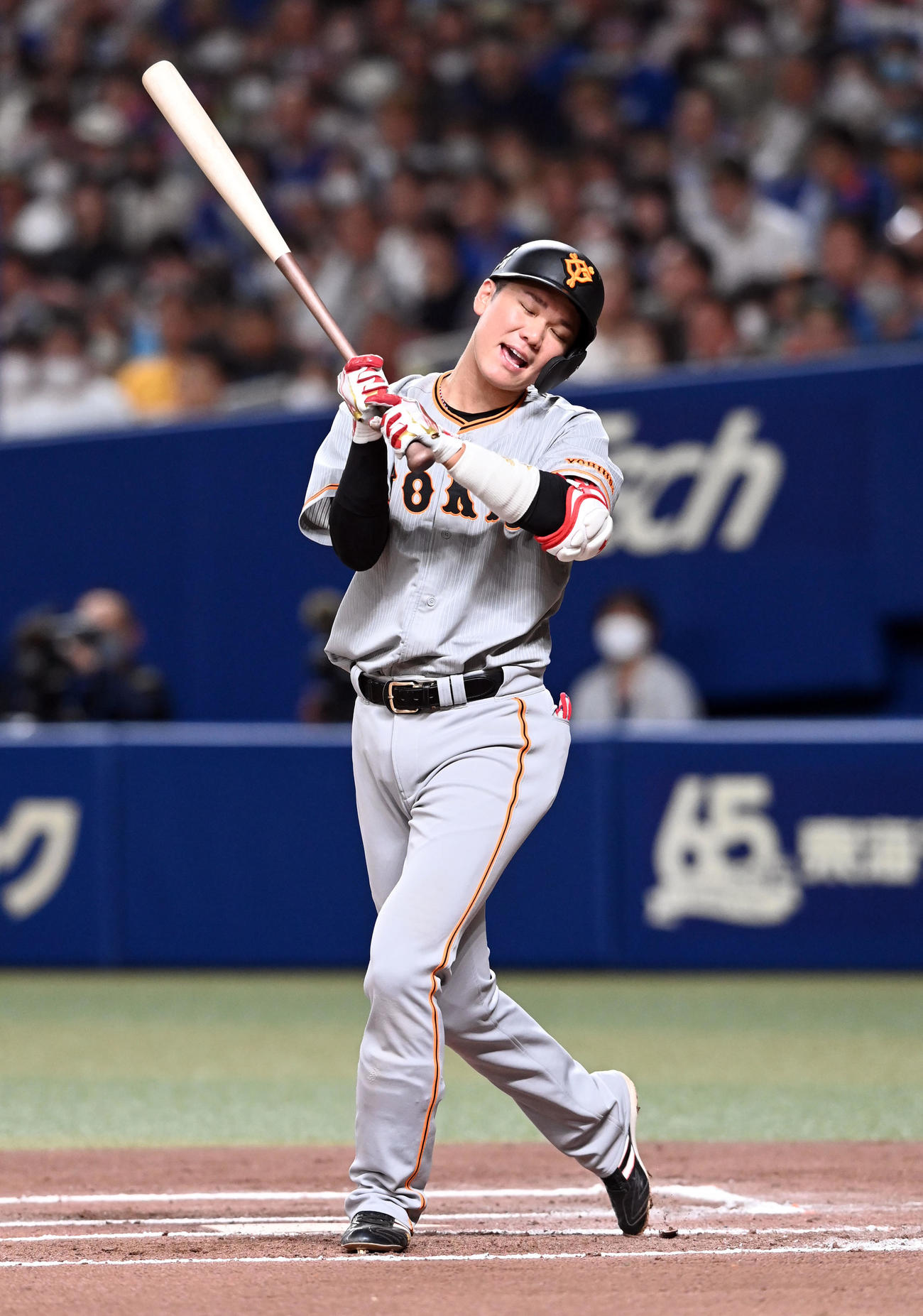 中日対巨人　6回表1死、空振り三振に倒れる坂本（撮影・たえ見朱実）