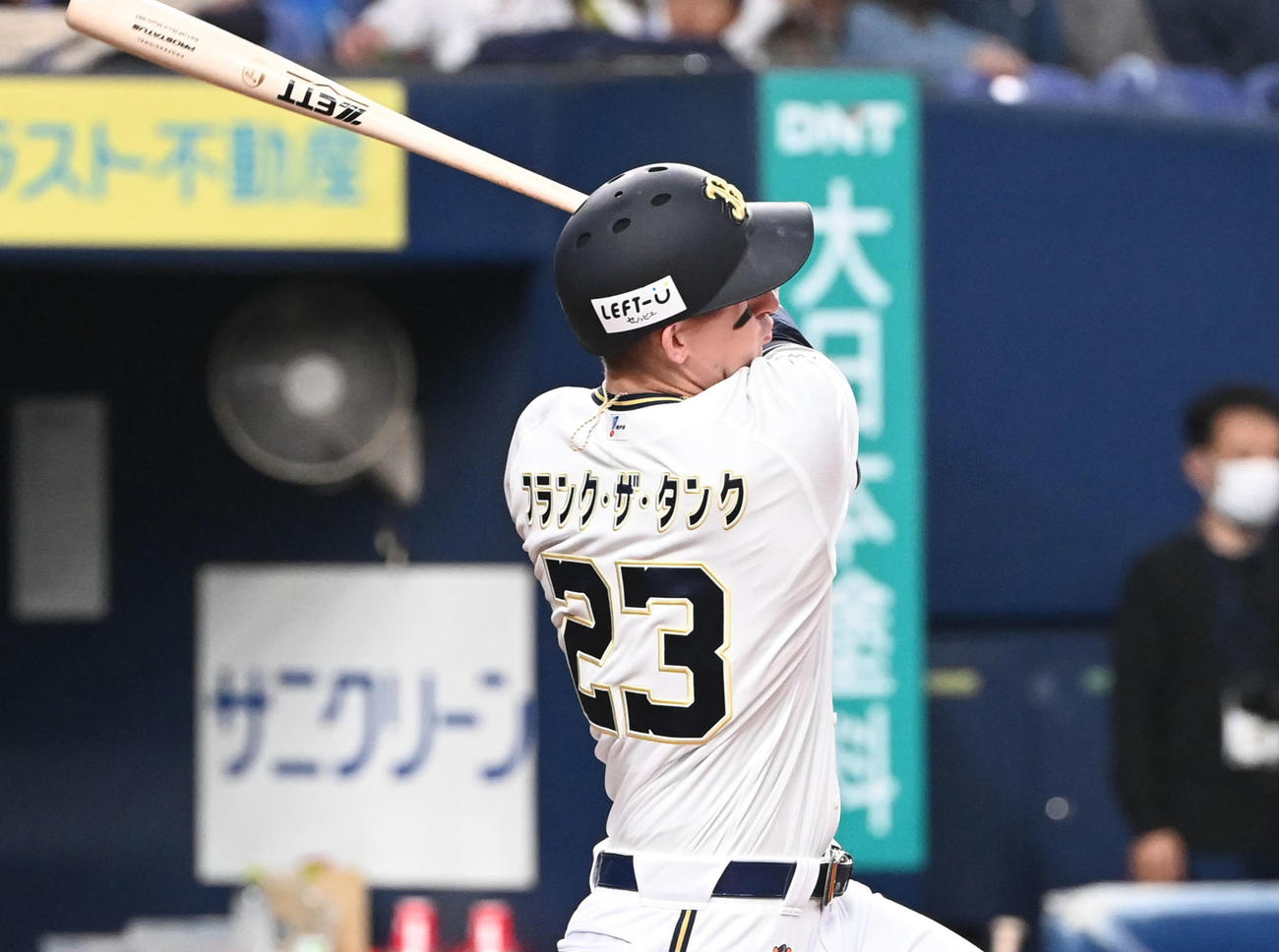オリックス対西武　2回裏オリックス1死一塁、左越えソロ本塁打を放つシュウィンデル（撮影・和賀正仁）