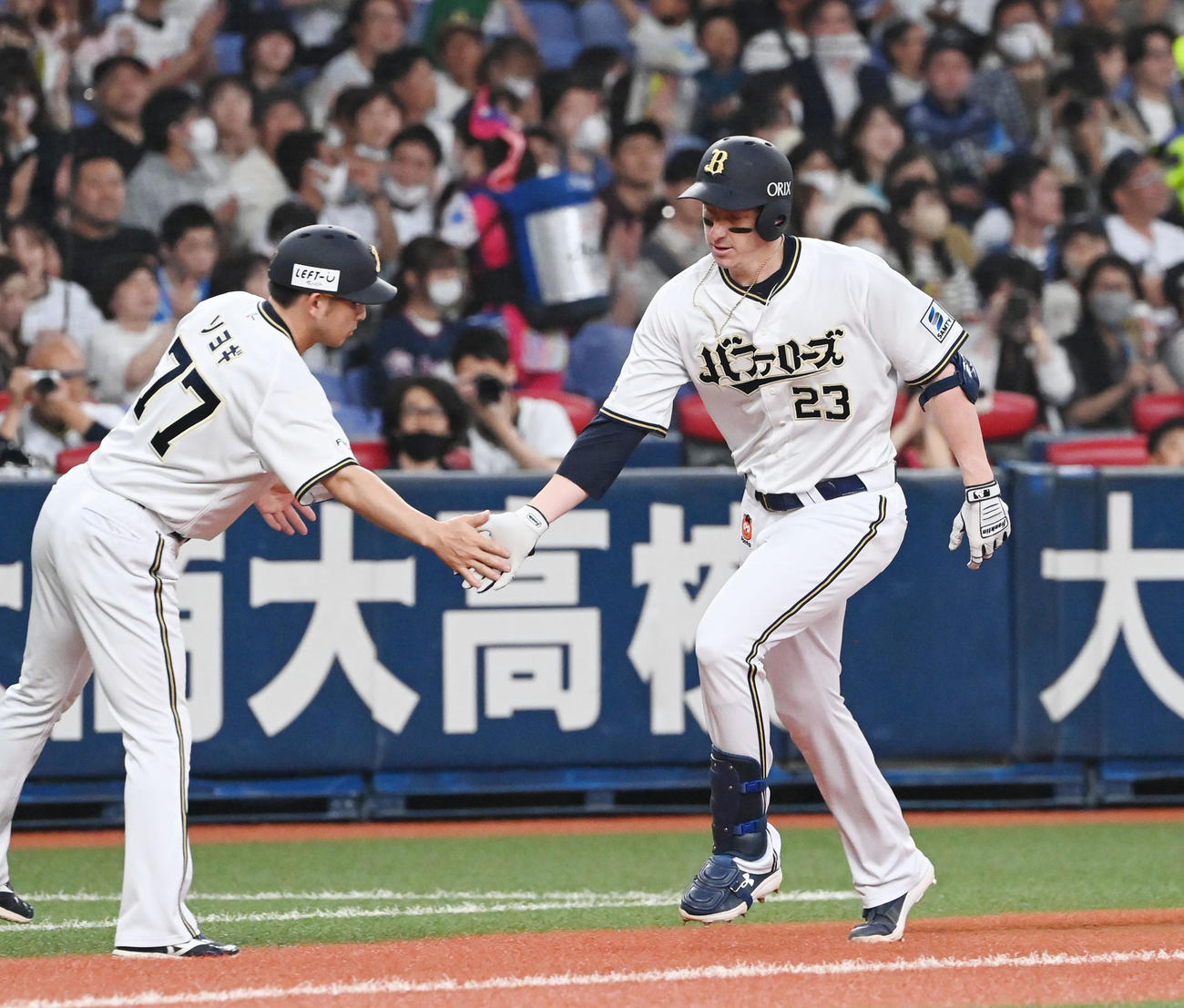 オリックス対西武　2回裏オリックス1死一塁、左越え本塁打を放ったシュウィンデルは三塁コーチとタッチ（撮影・和賀正仁）