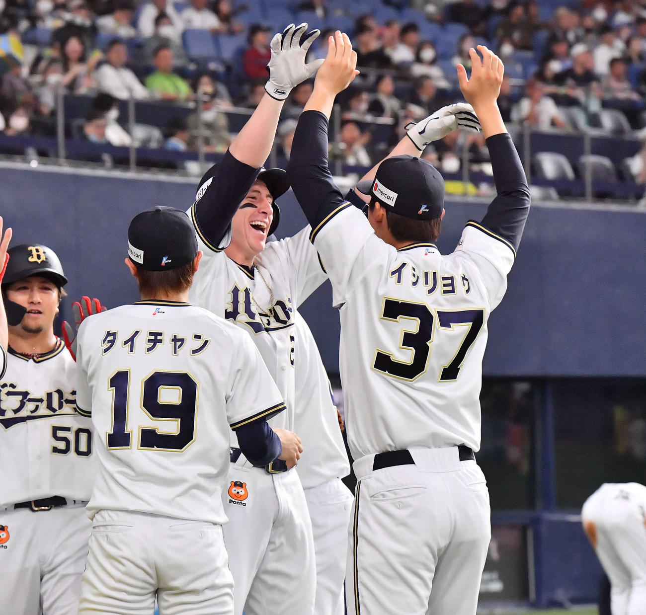 オリックス対西武　2回裏オリックス1死一塁、2点本塁打を放ったシュウィンデル（右から2人目）はチームメートとハイタッチ（撮影・和賀正仁）