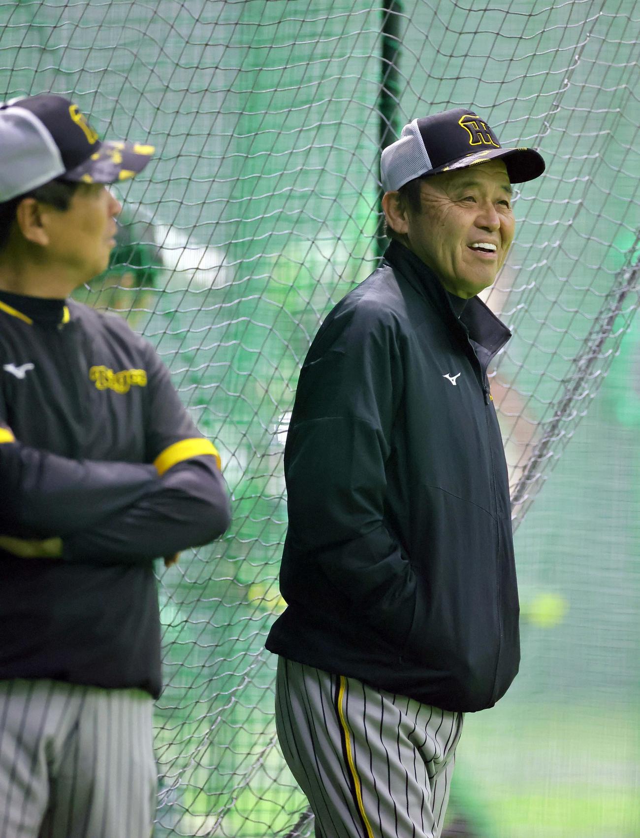 広島対阪神　平田ヘッドコーチ（左）と話しをする岡田監督（撮影・上田博志）